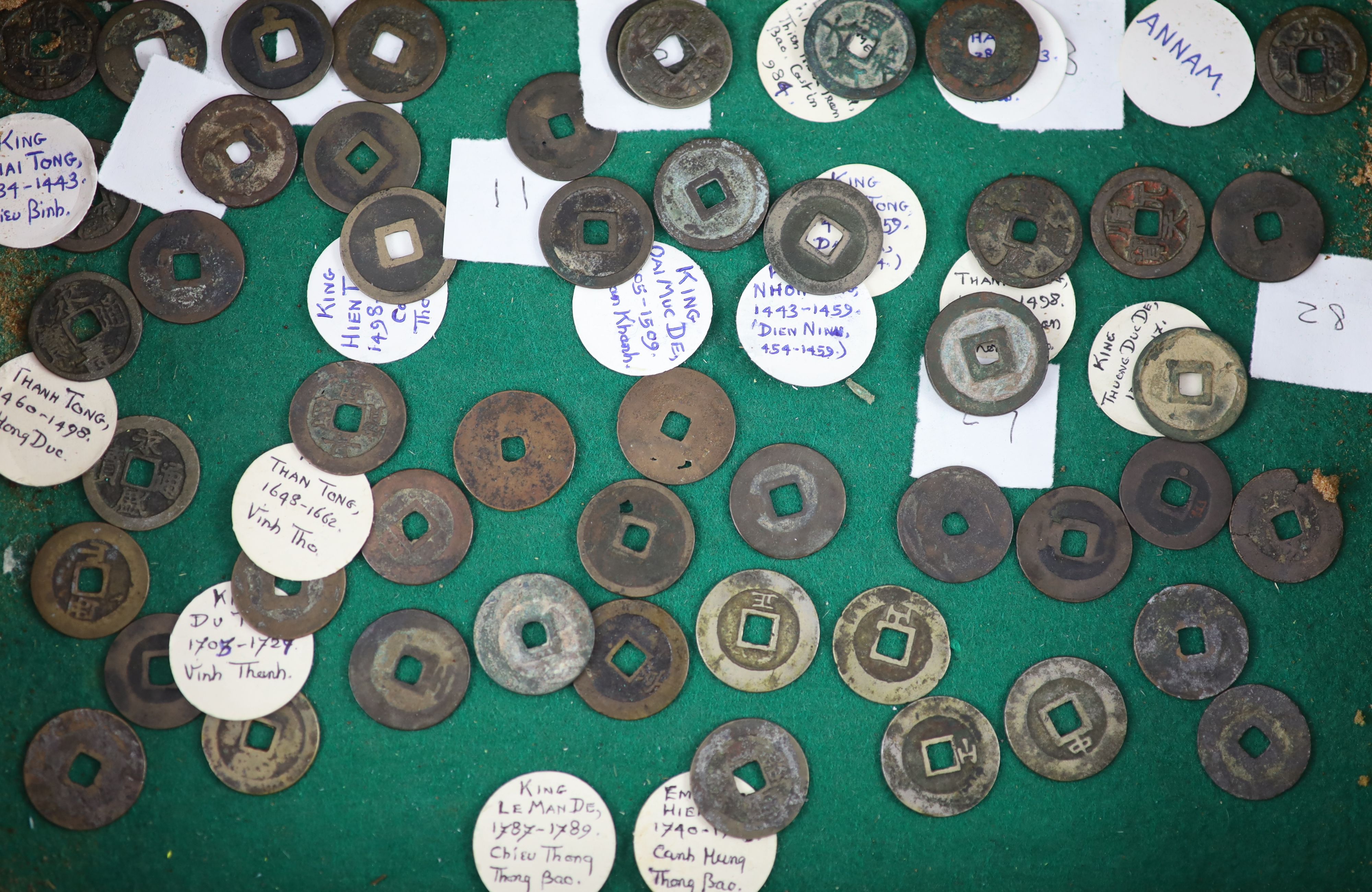 Vietnam, approx 78 Annam cash coins, Lê dynasty (980-1009) to Nguyen dynasty (1802–1945), - Bild 5 aus 6