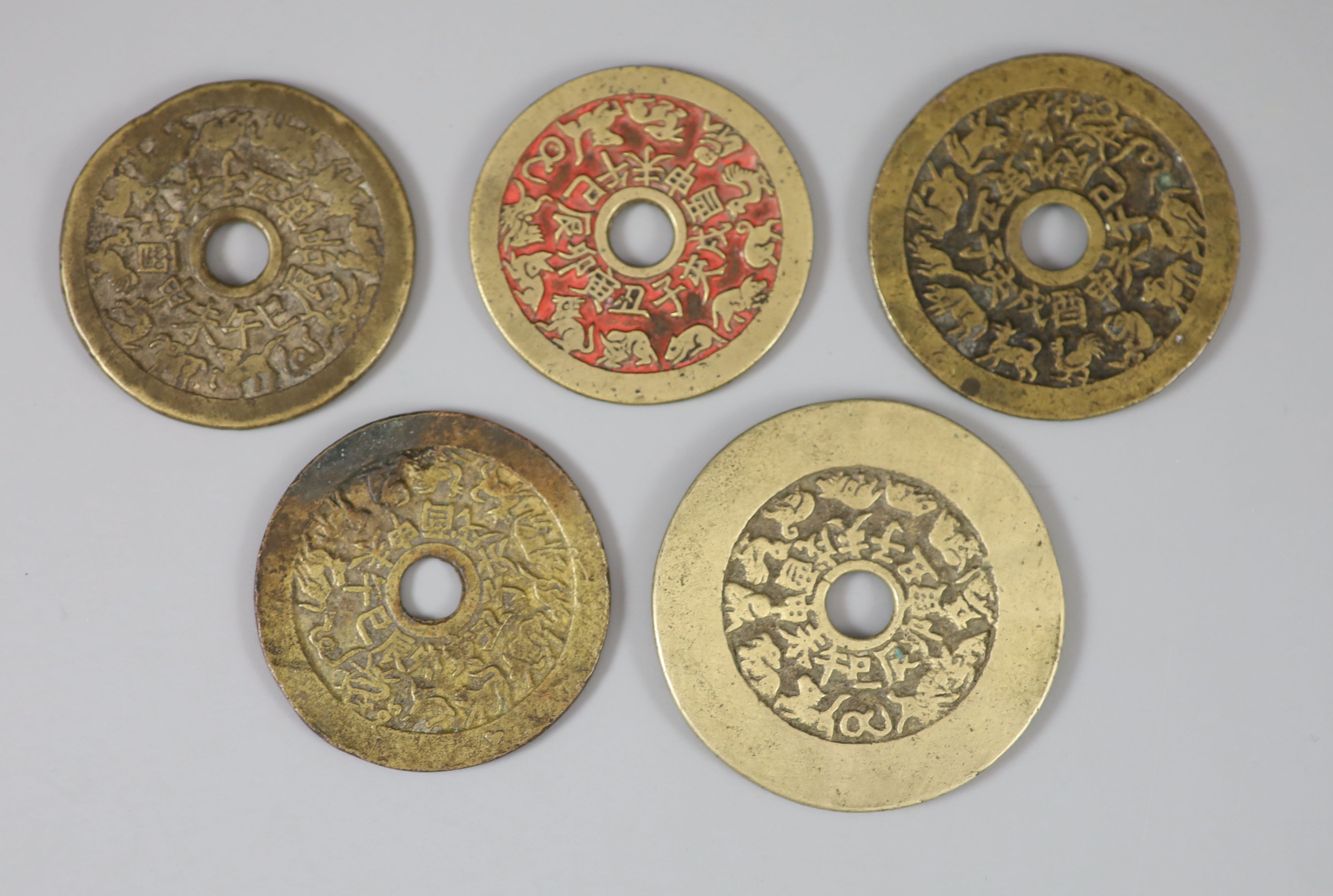 China, 5 bronze zodiac charms or amulets, Qing dynasty, three obv. Twelve Terrestial Branches & - Bild 2 aus 2