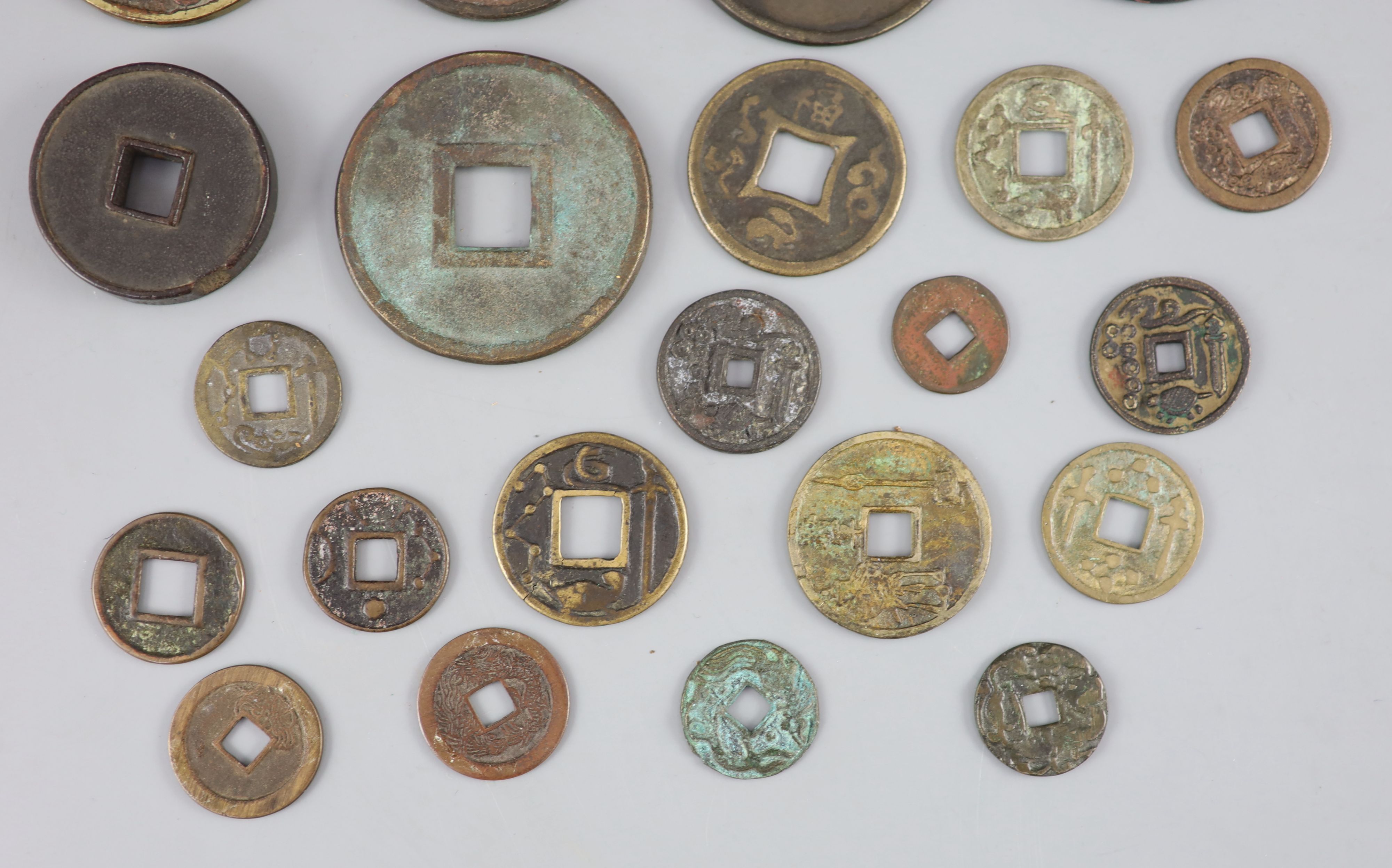 China, a group of 6 bronze coin charms or amulets, 19th century and various Thai (Siamese) porcelain - Bild 6 aus 7