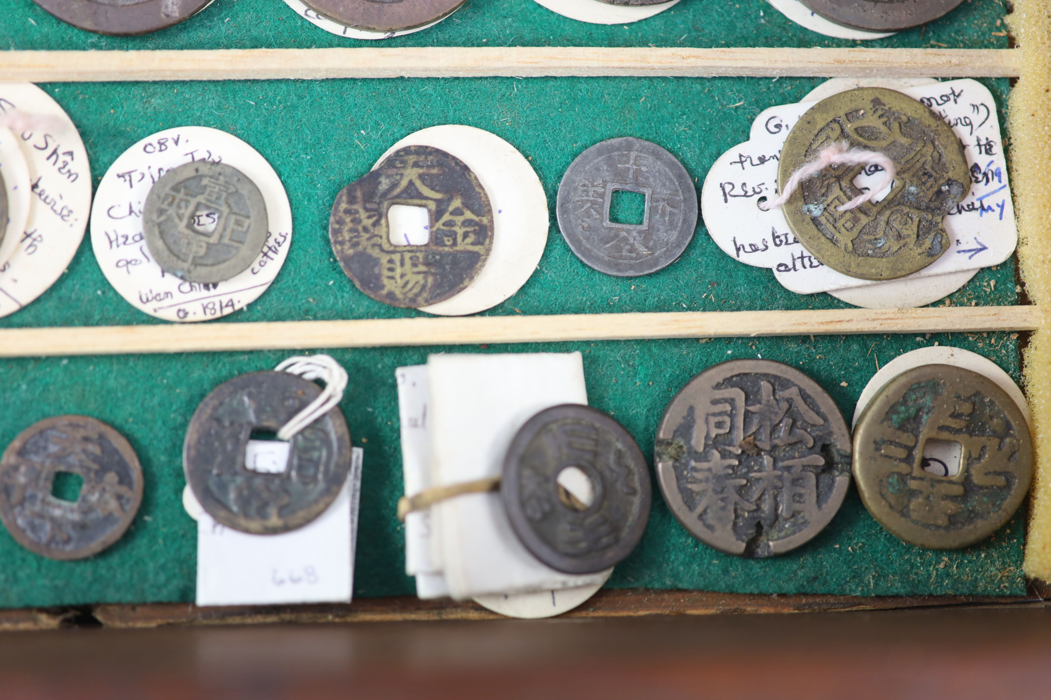 China, 17 small bronze, copper or silver charms or amulets, Qing dynasty, nine with four - Bild 4 aus 8