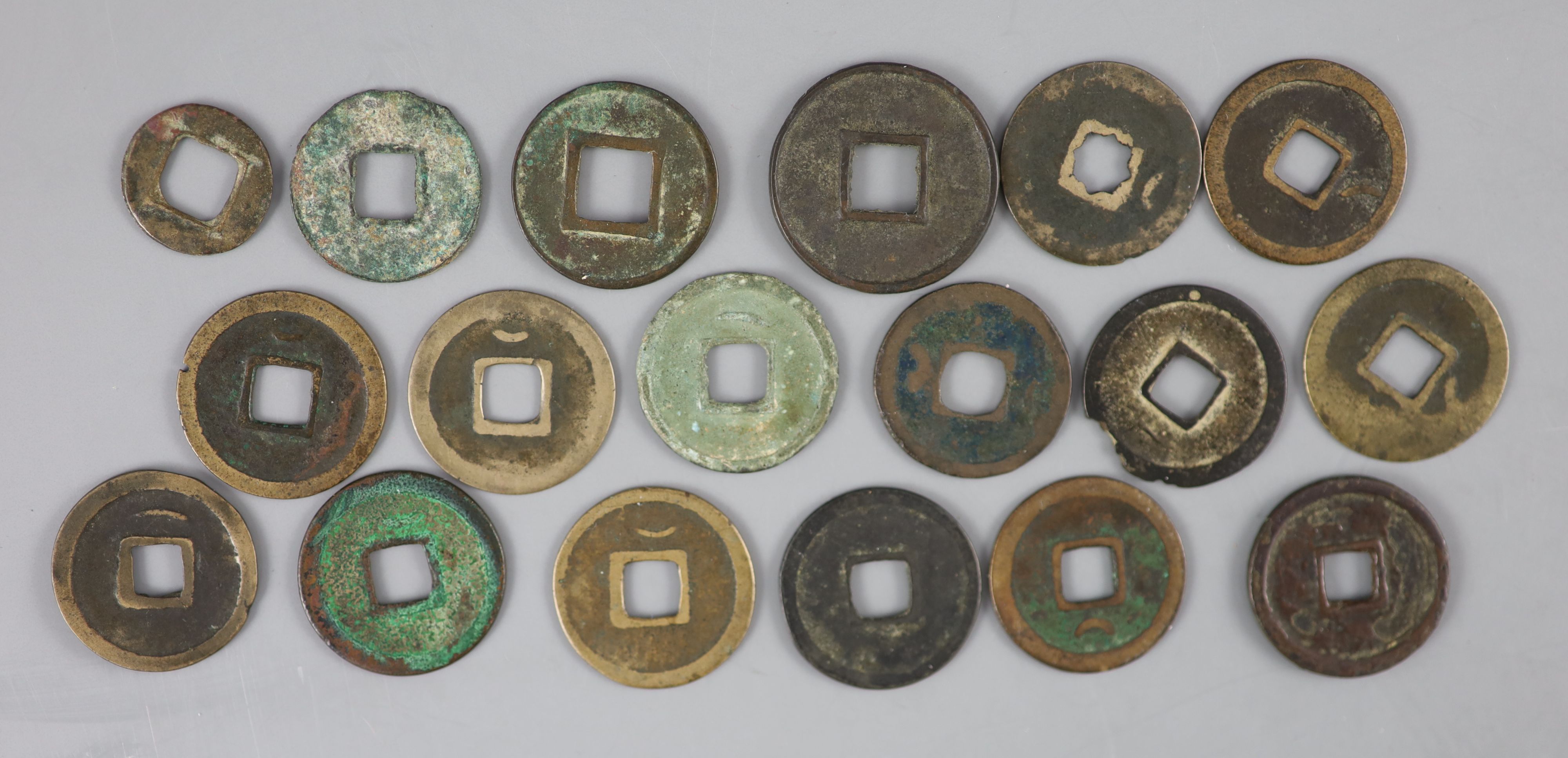 China, 17 Ancient bronze round coins, Southern Dynasties (420 AD) to Tang dynasty (907 AD) 18 - Image 3 of 3