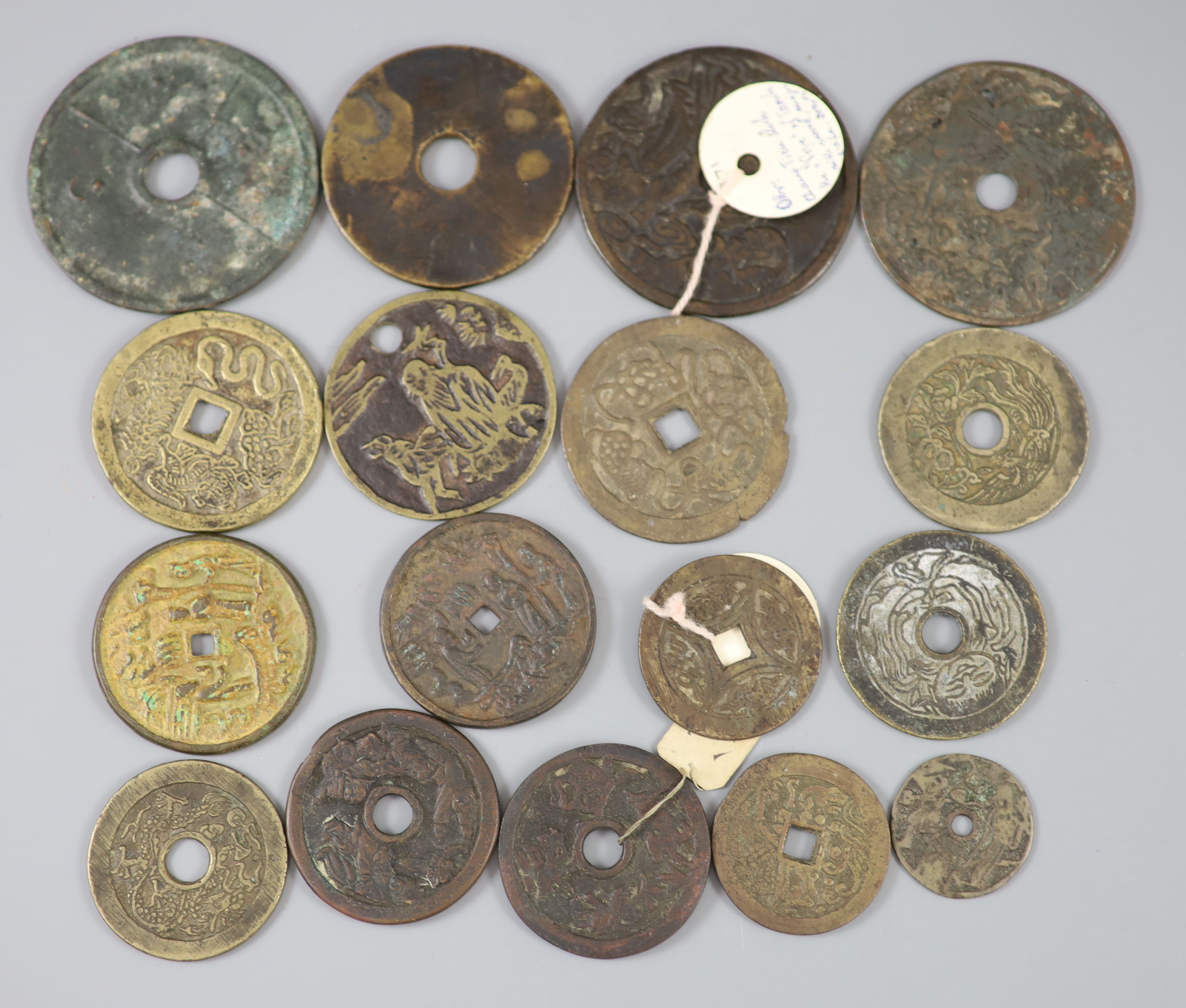 China, 17 bronze or copper charms or amulets, Qing dynasty or earlier, fifteen with pictorial - Bild 4 aus 6