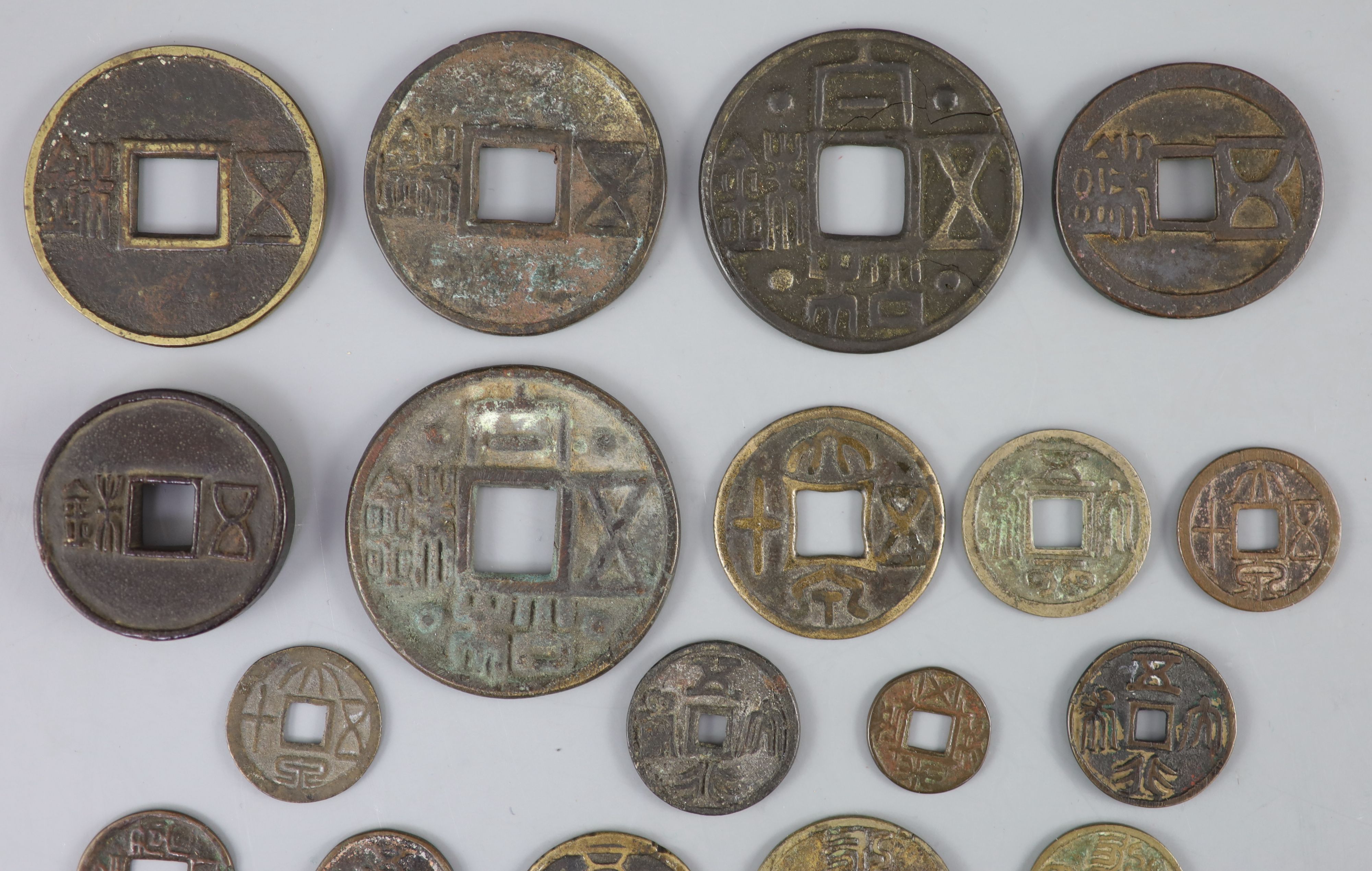 China, a group of 6 bronze coin charms or amulets, 19th century and various Thai (Siamese) porcelain - Bild 2 aus 7