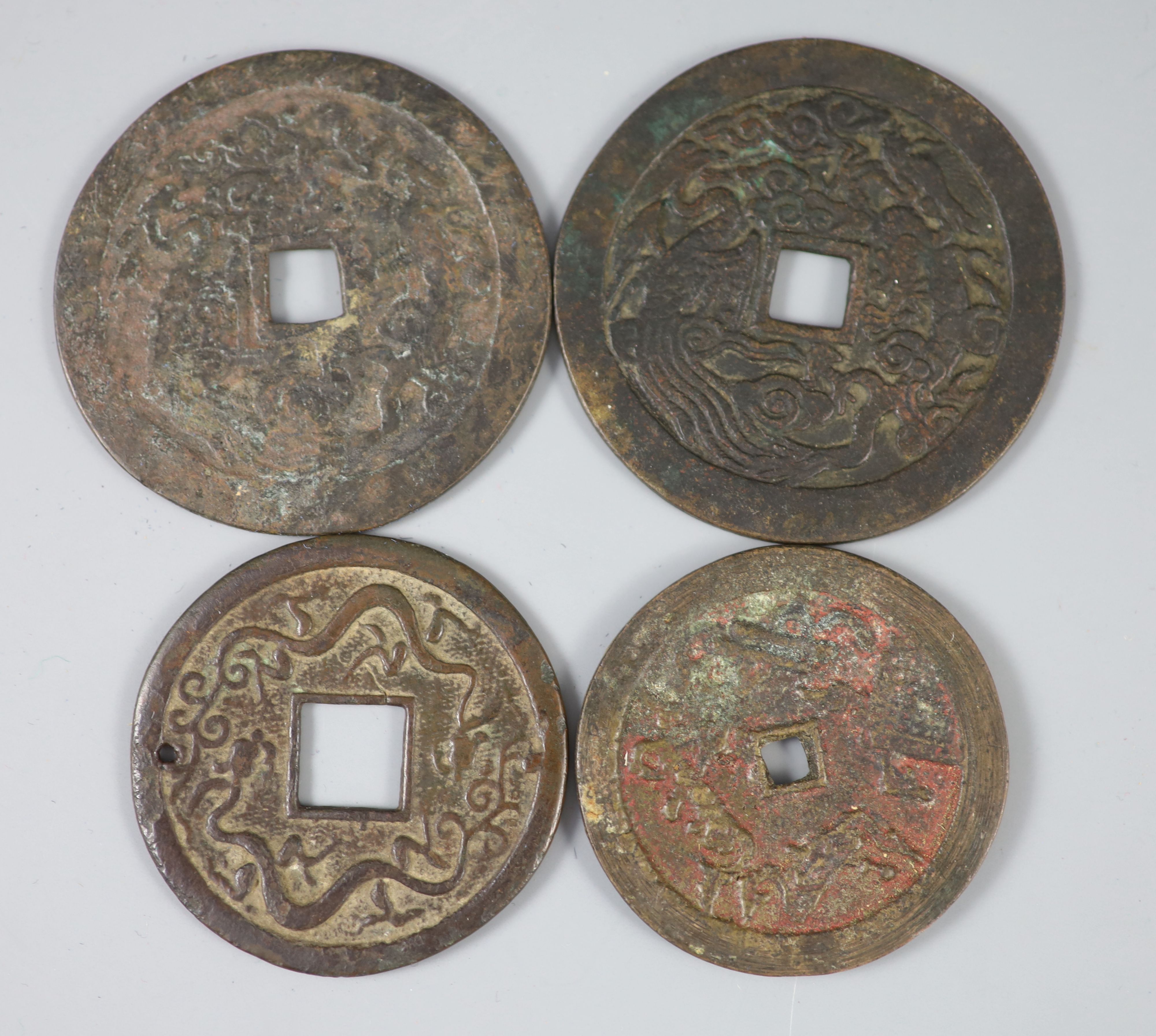 China, 4 bronze or copper charms or amulets, Qing dynasty, each with four character inscription - Bild 2 aus 2