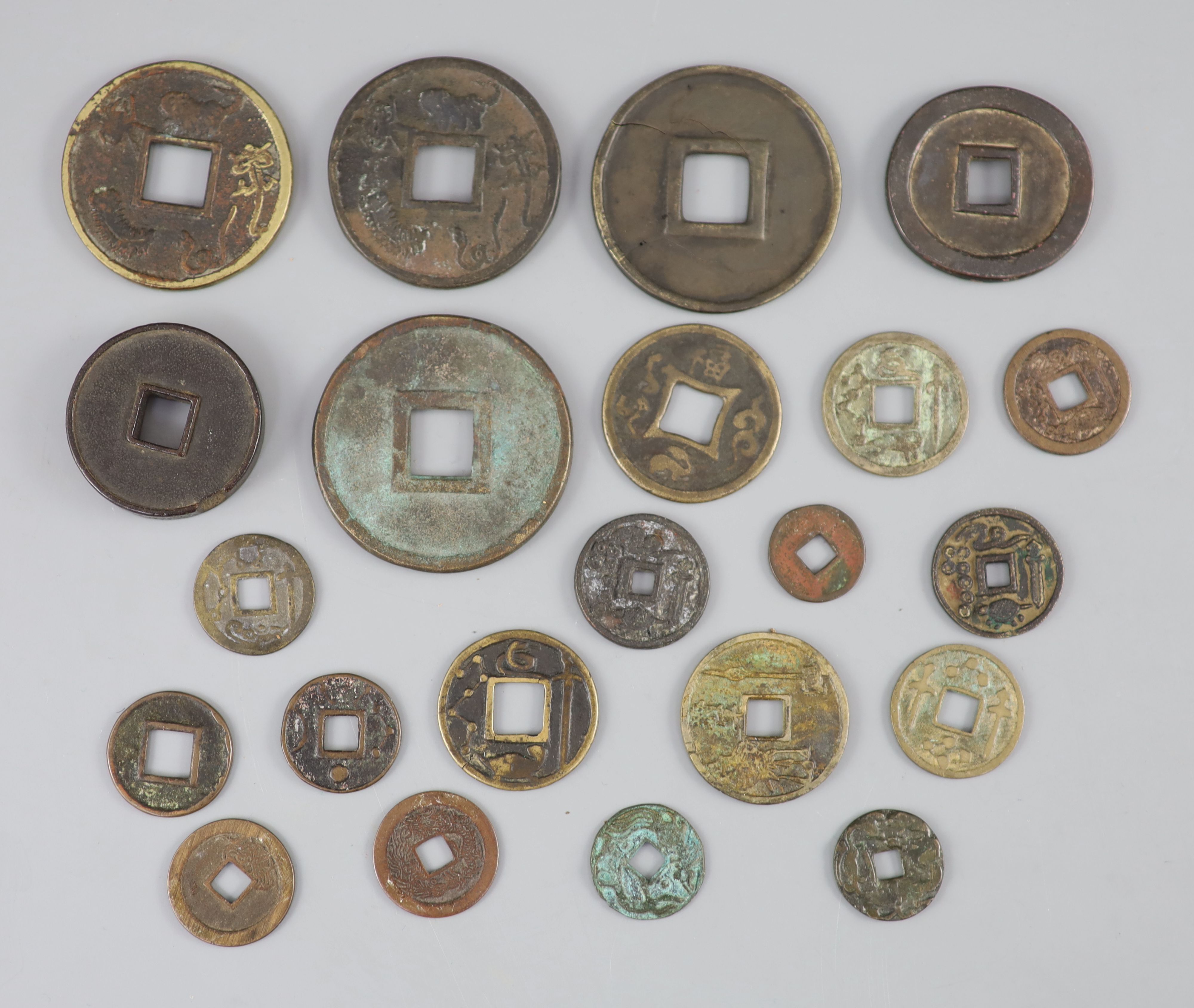 China, a group of 6 bronze coin charms or amulets, 19th century and various Thai (Siamese) porcelain - Bild 4 aus 7