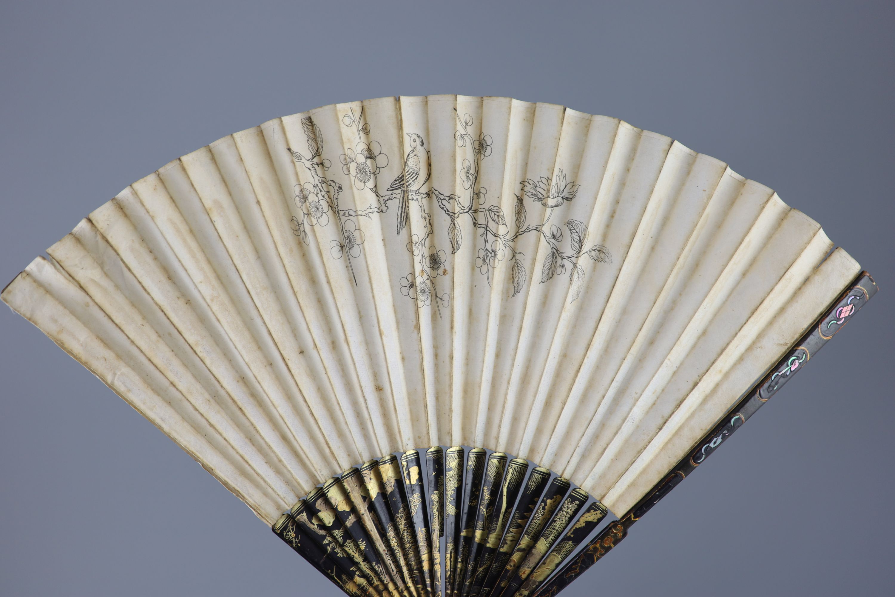 An English painted paper and 'lacquer' fan, late 18th century and a 19th century Chinese embroidered - Bild 5 aus 5