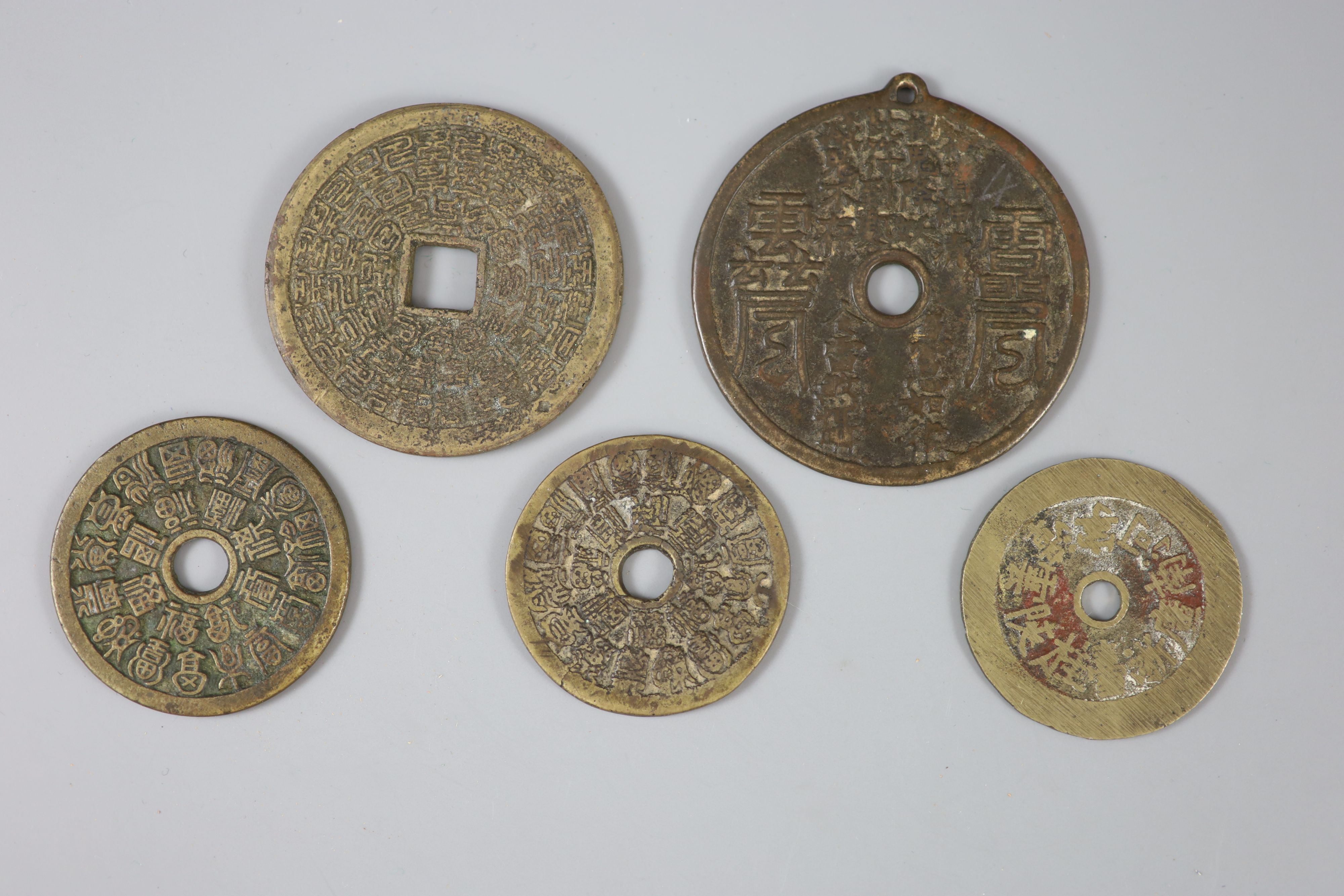 China, 5 large cast bronze charms or amulets, Qing dynasty, the first inscribed to the obverse and - Bild 2 aus 2