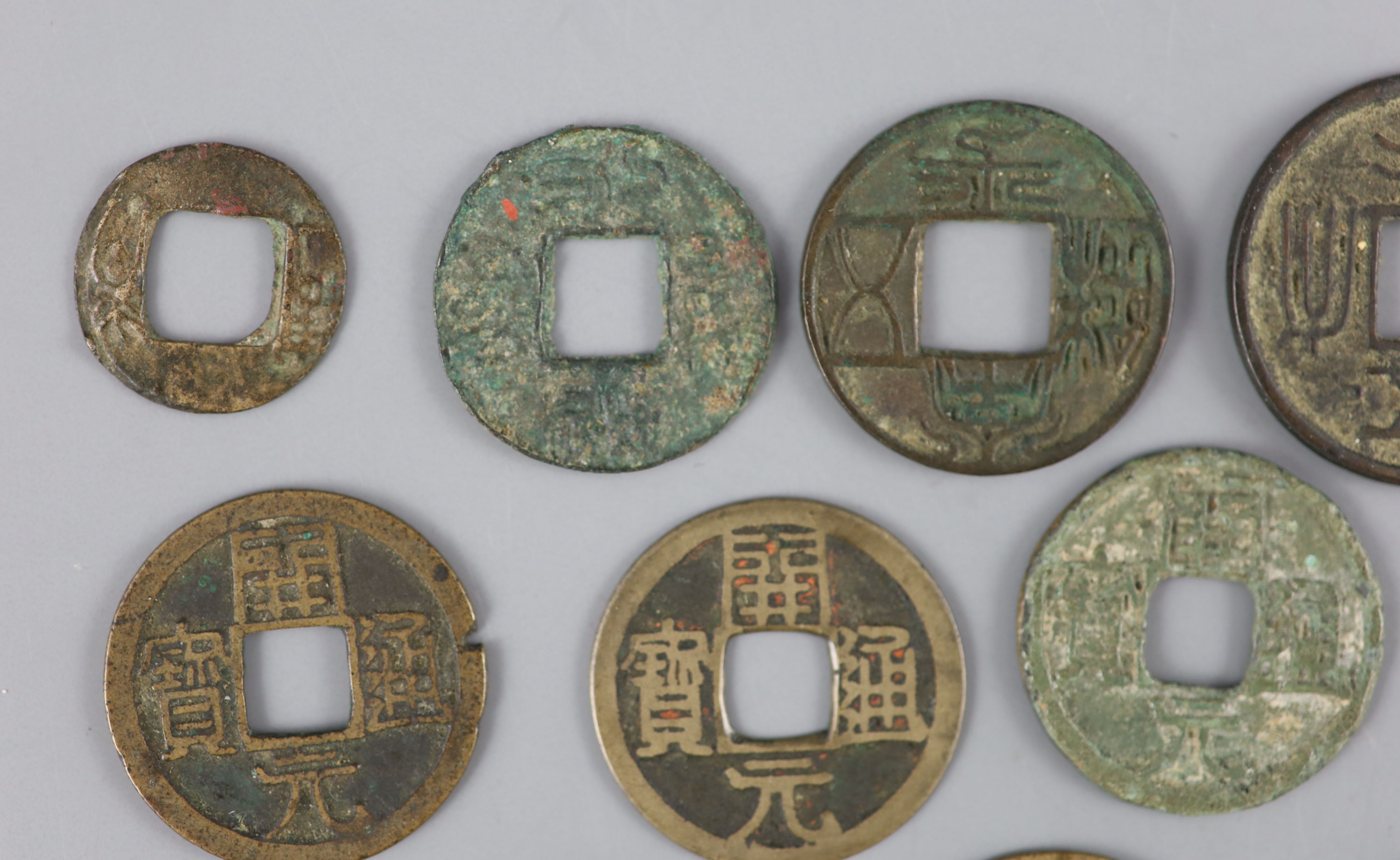 China, 17 Ancient bronze round coins, Southern Dynasties (420 AD) to Tang dynasty (907 AD) 18 - Image 2 of 3