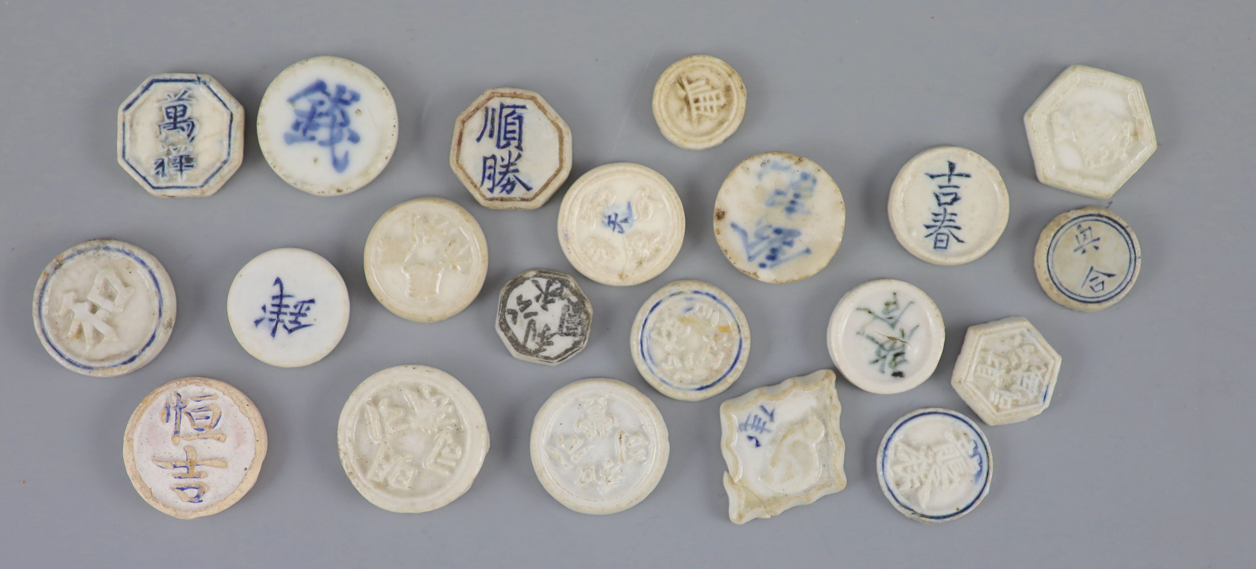 China, a group of 6 bronze coin charms or amulets, 19th century and various Thai (Siamese) porcelain - Bild 7 aus 7