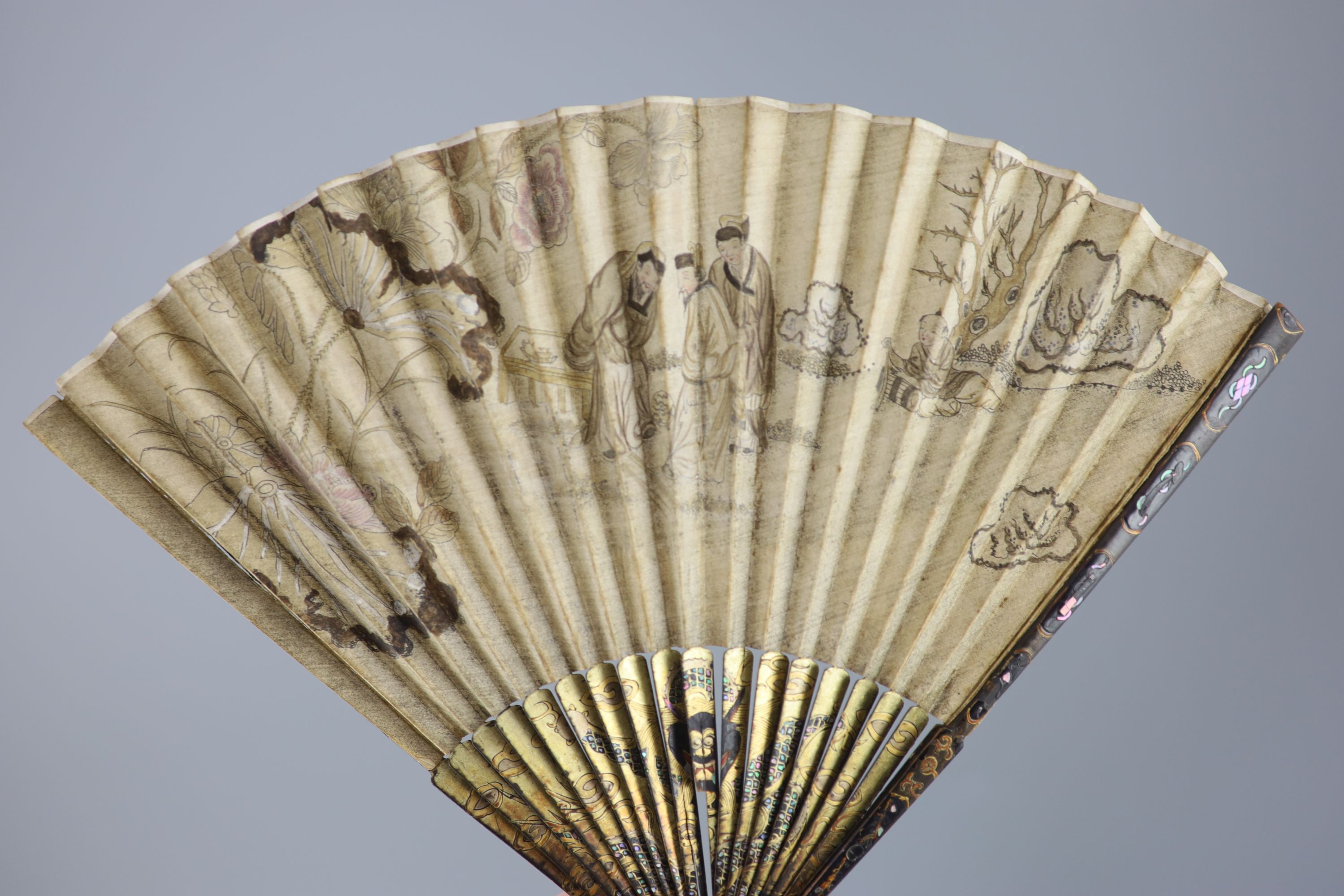 An English painted paper and 'lacquer' fan, late 18th century and a 19th century Chinese embroidered - Bild 4 aus 5