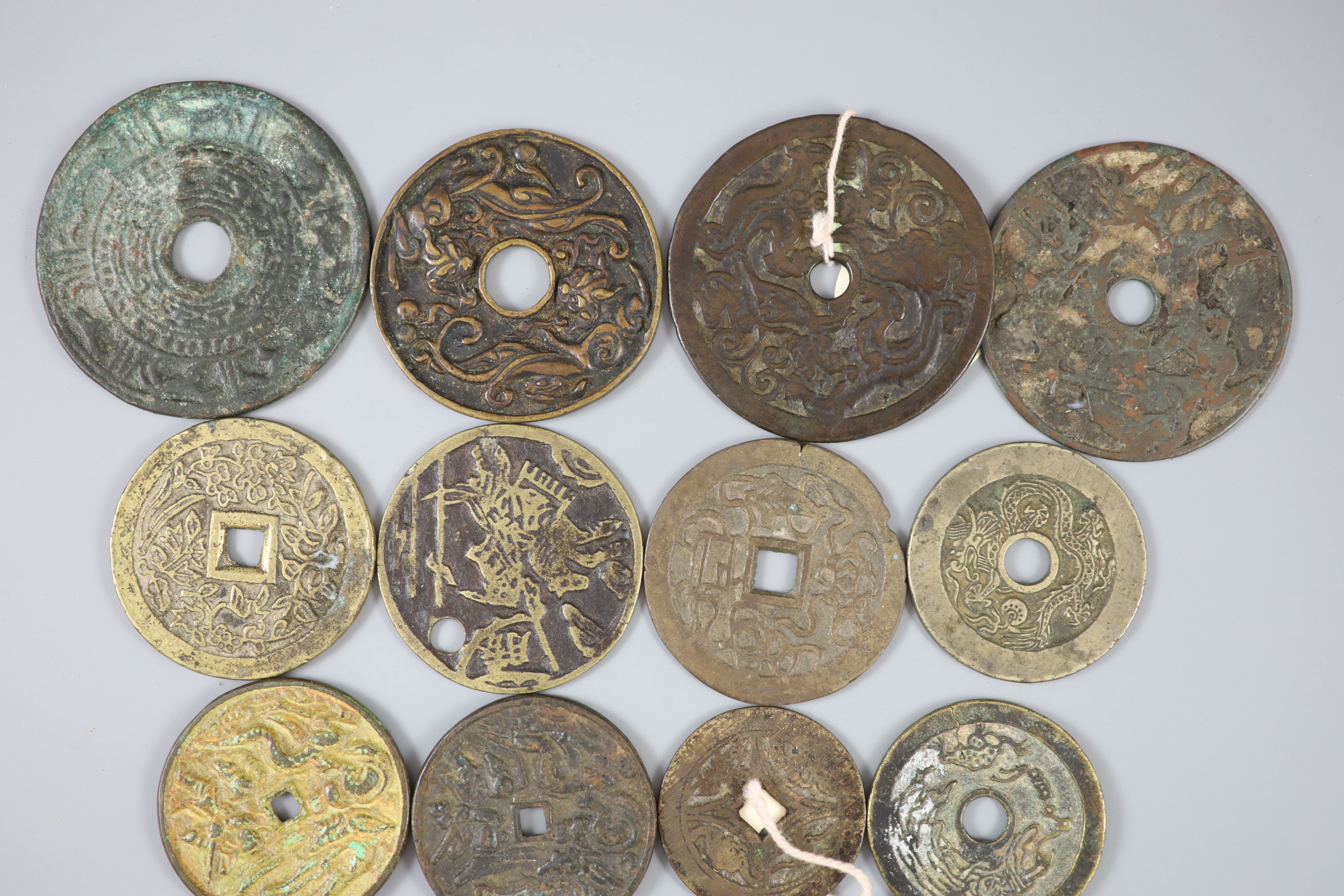 China, 17 bronze or copper charms or amulets, Qing dynasty or earlier, fifteen with pictorial - Bild 3 aus 6