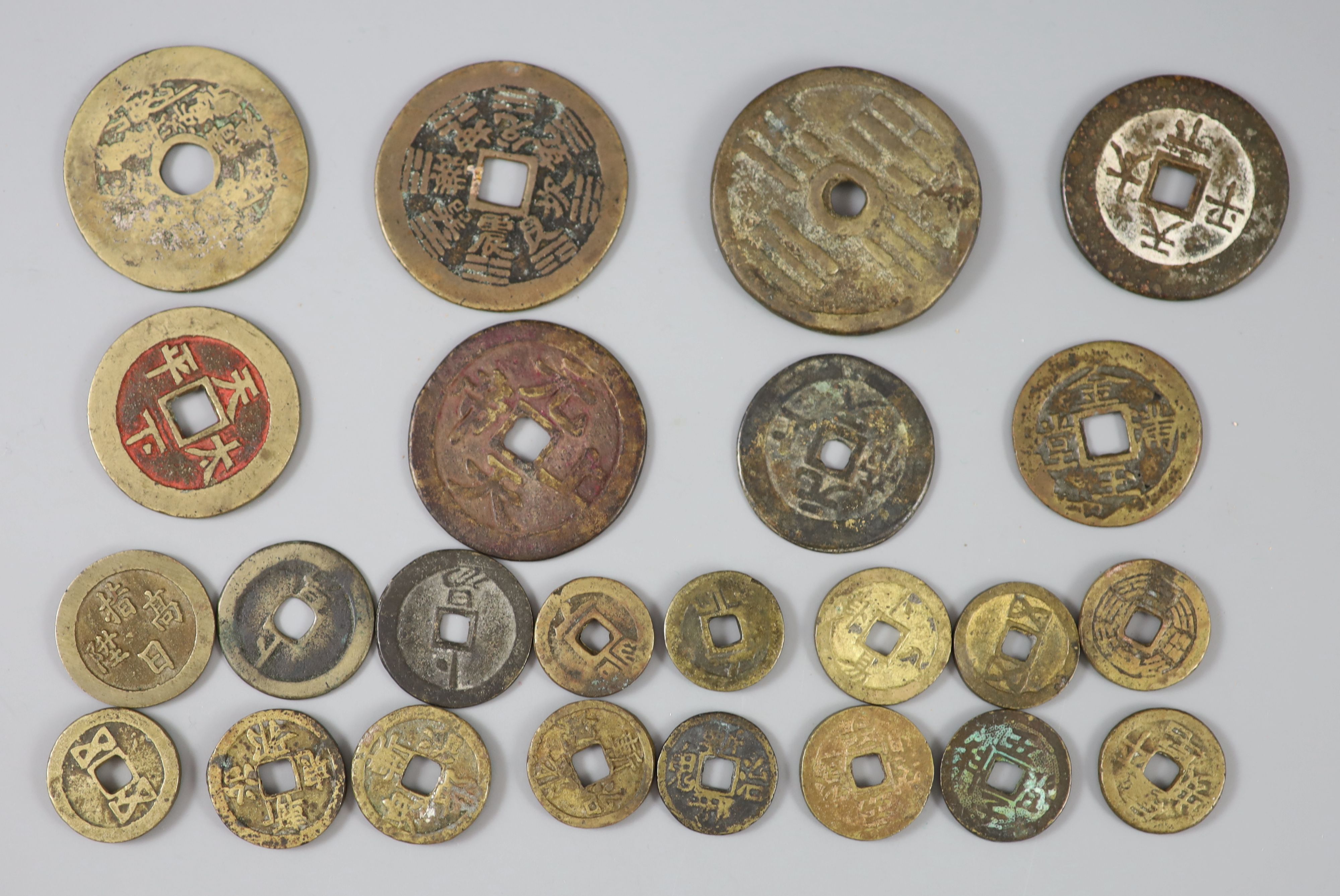 China, 24 bronze charms or amulets, Qing dynasty, two obv. magical spell characters, rev. Eight - Bild 2 aus 2
