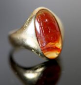 A Victorian 18ct gold and oval intaglio 'two way' agate ring, carved with black and caucasian