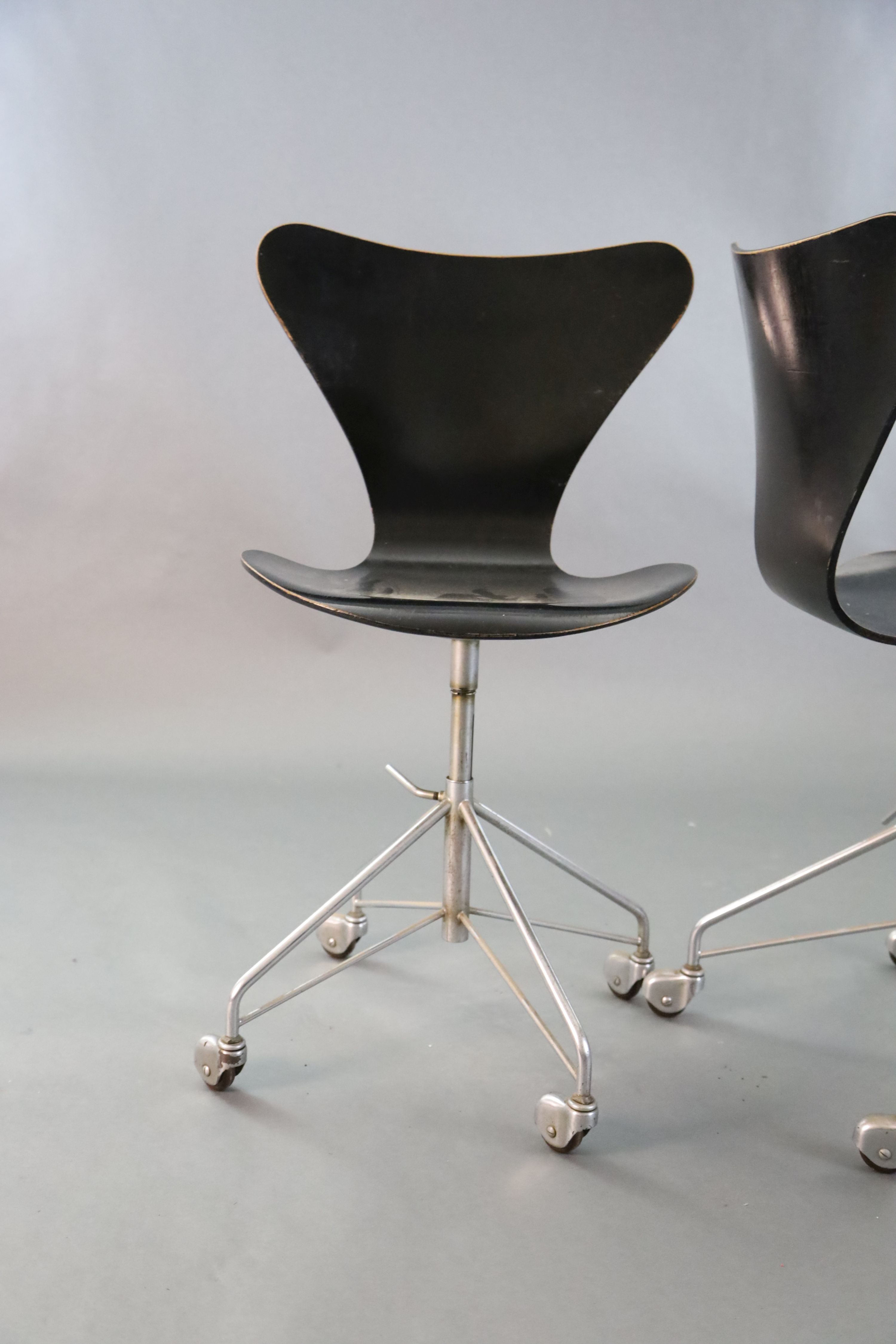 A pair of Arne Jacobsen-style Fritz Hansen 3177 ebonised bentwood revolving desk chairs, on - Image 3 of 6