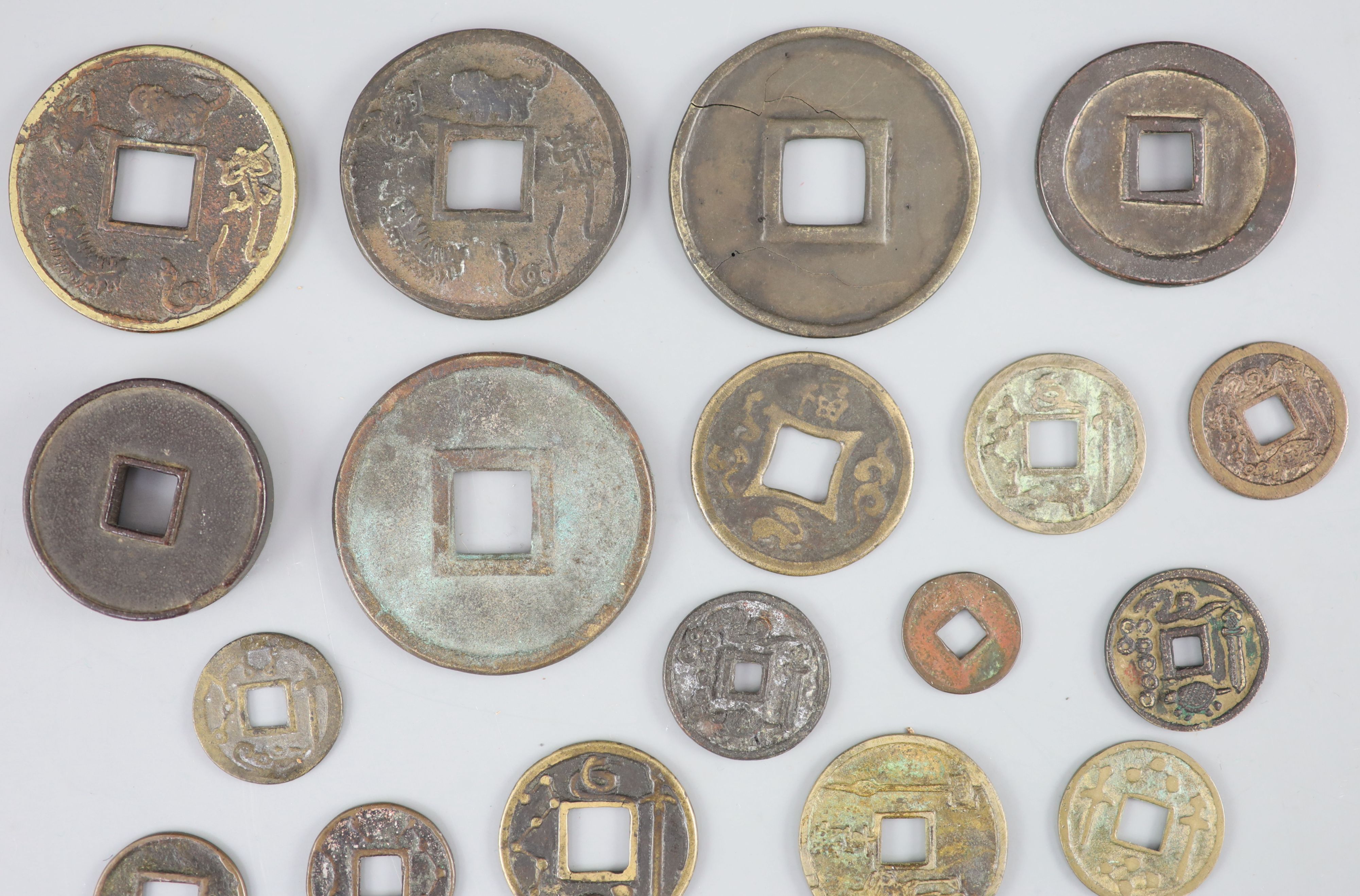 China, a group of 6 bronze coin charms or amulets, 19th century and various Thai (Siamese) porcelain - Bild 5 aus 7