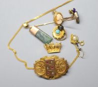 Assorted jewellery including a 9ct coronet brooch, 3.8 grams, a Victorian yellow metal mourning