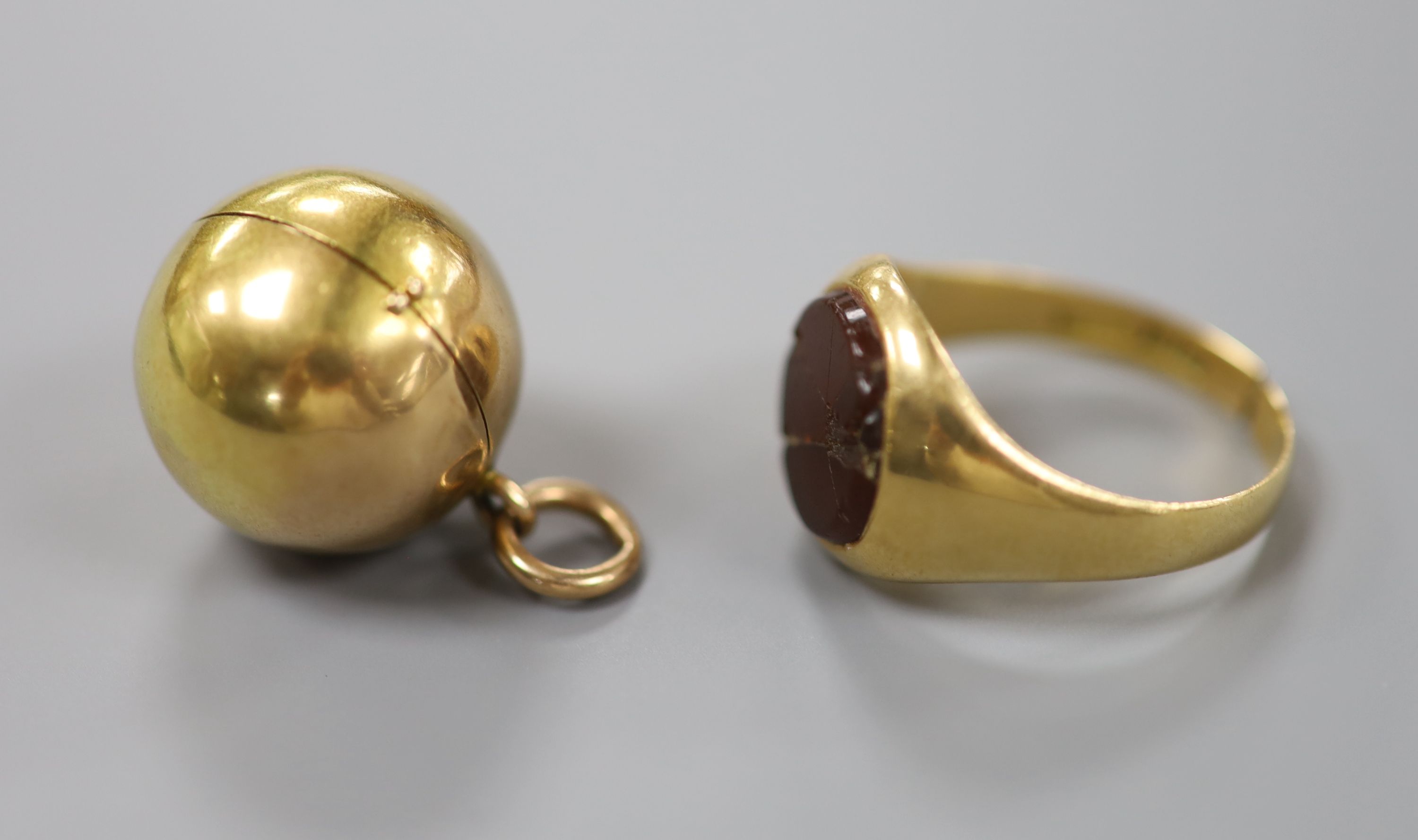 An 18ct and hardstone? set signet ring(a.f.), gross 6.4 grams, a yellow metal spherical hinged - Image 4 of 4