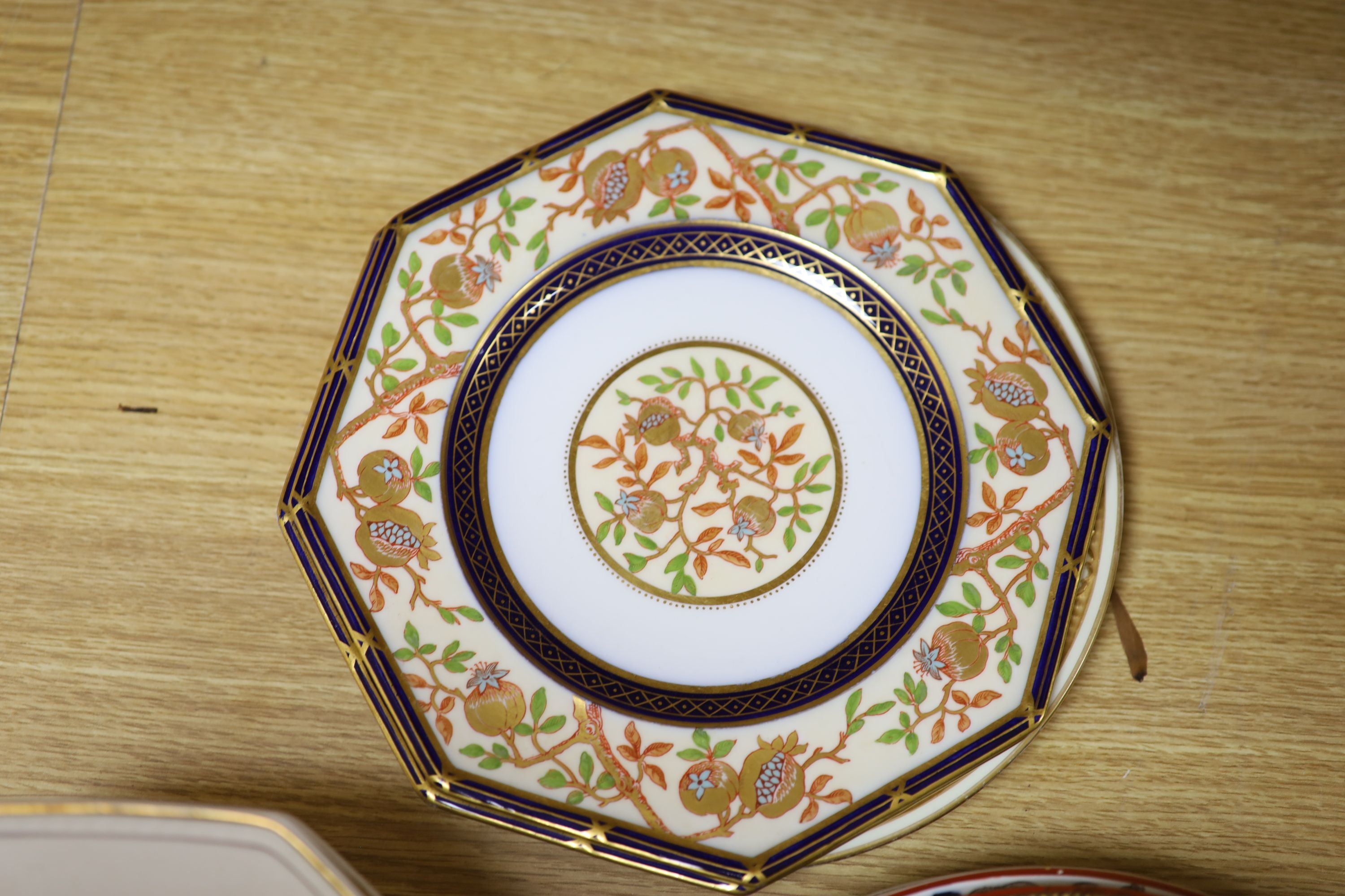 A group of 19th century Wedgwood bone china, creamware and stone china plates and dishes (17) - Image 4 of 4