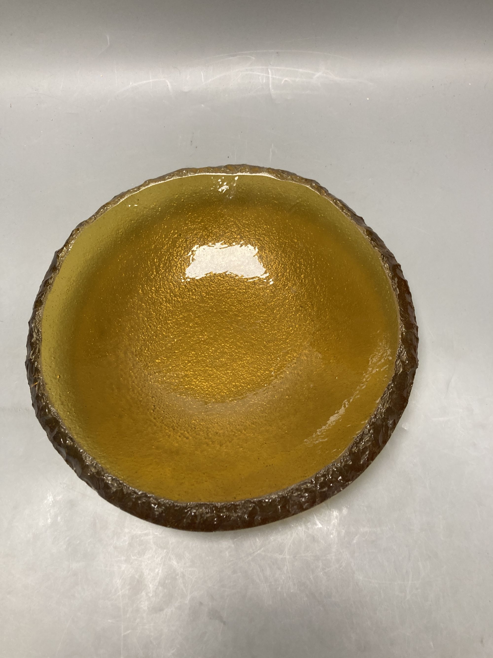 An amber Art Glass bowl, 29cm - Image 2 of 3