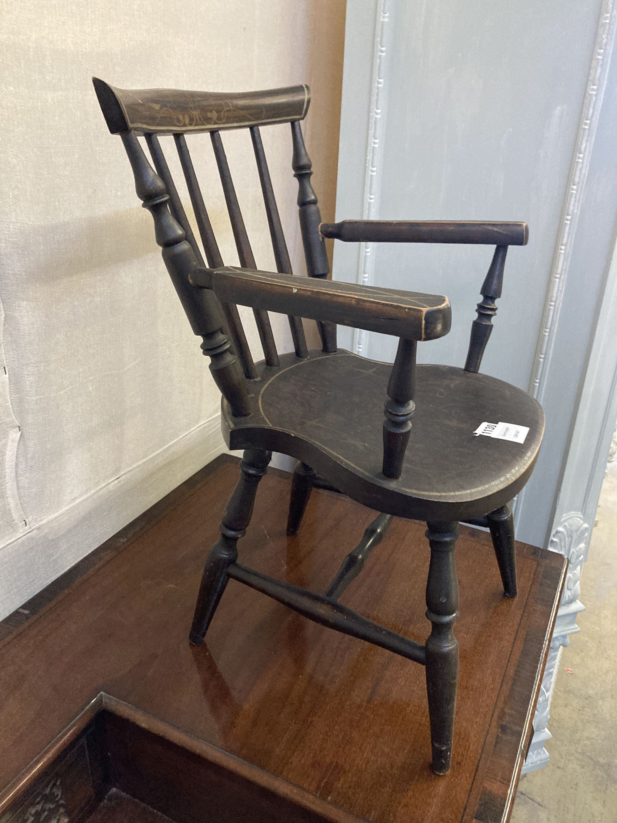 A child's Windsor comb back chair, width 42cm depth 35cm height 62cm - Image 2 of 4