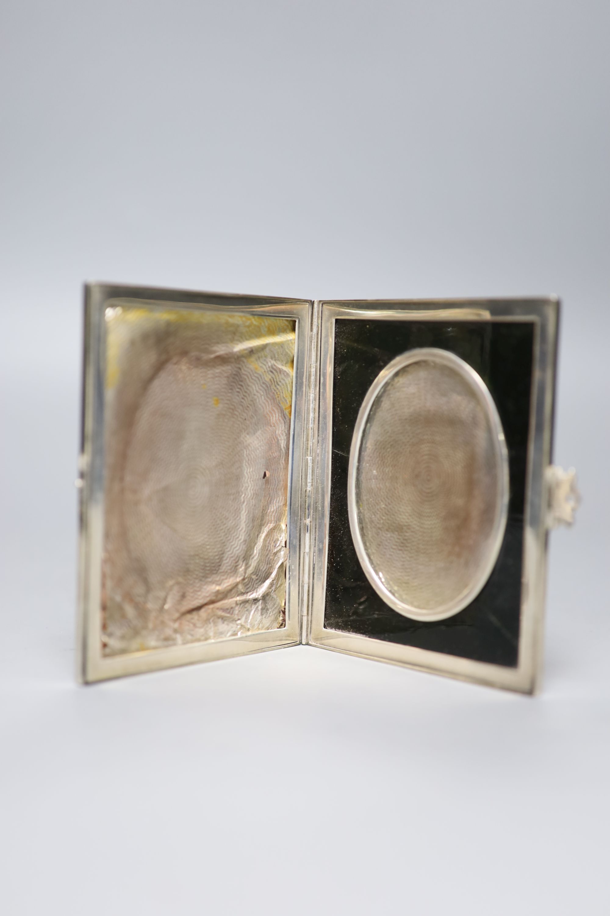 A late Victorian silver rectangular photograph case, John Milward Banks, London, 1896, 11.2cm ( - Image 3 of 5