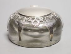 An Edwardian silver mounted domed glass inkwell, London, 1901, base diameter 12.3cm.