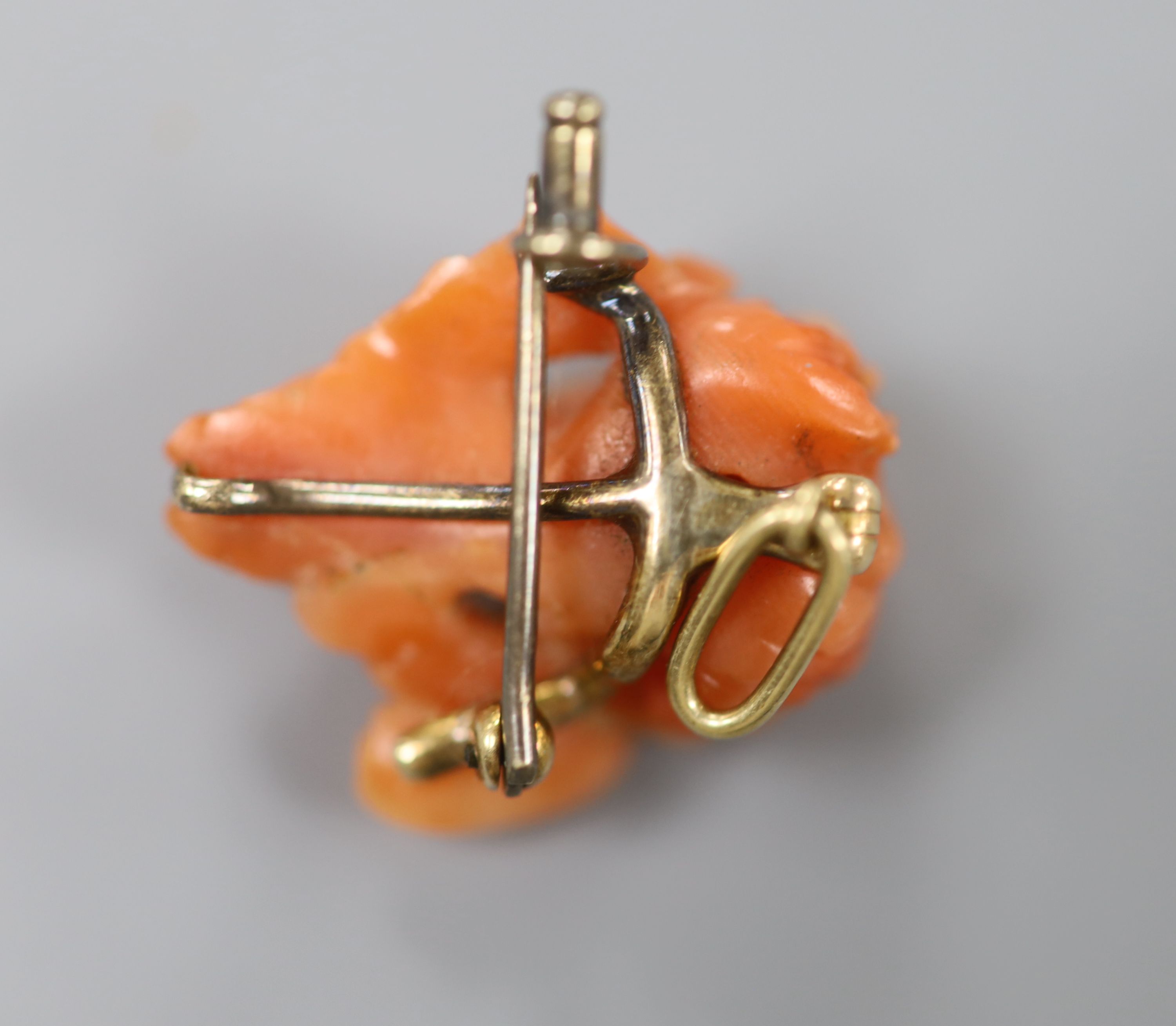 A 19th century yellow metal mounted coral brooch, carved as the bust of a cherub, 22mm, gross 5.3 - Image 2 of 2