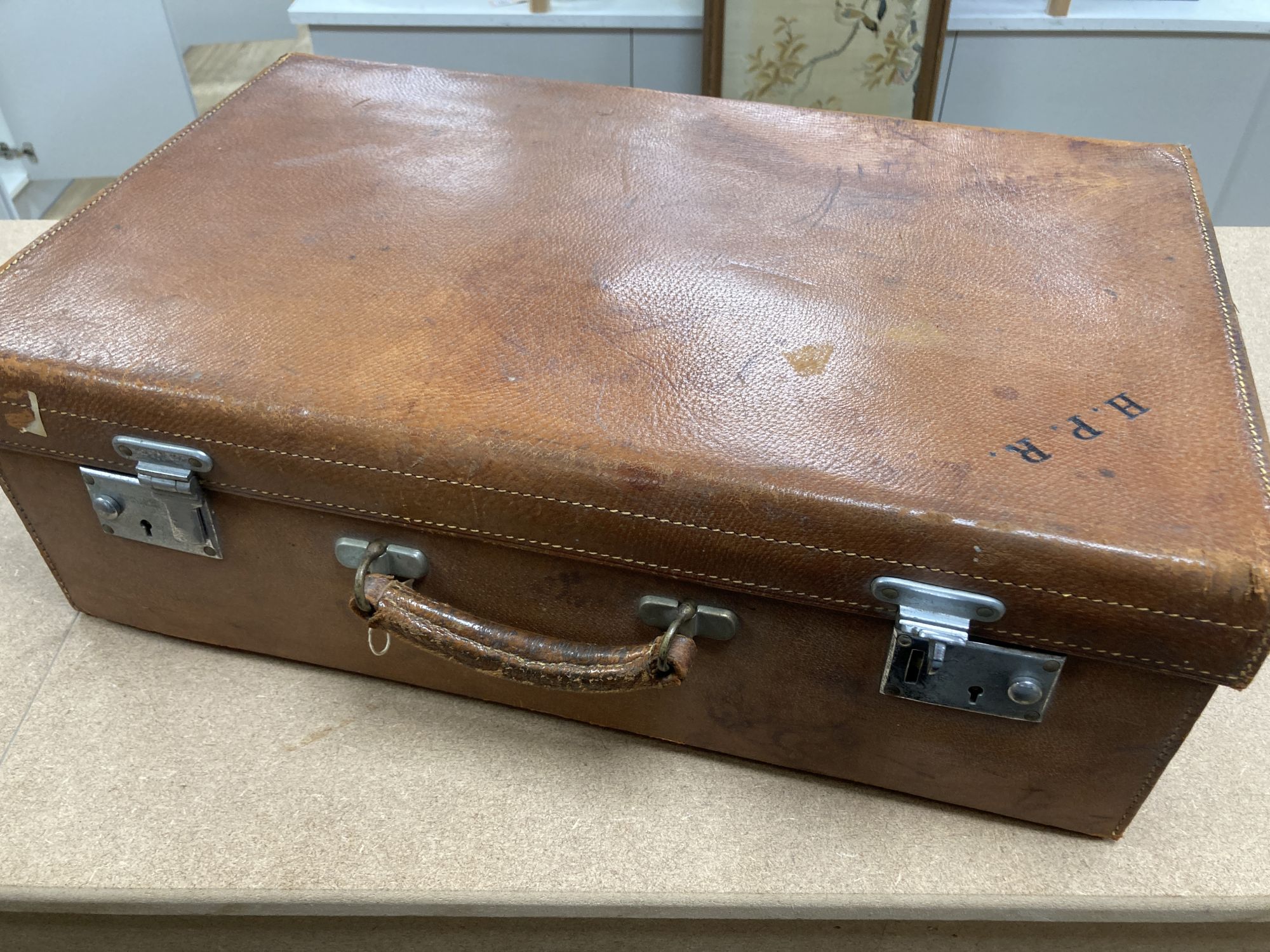 A 1930's Art Deco leather travelling toilet case, containing eleven silver mounted jars, mirror, and - Image 4 of 4