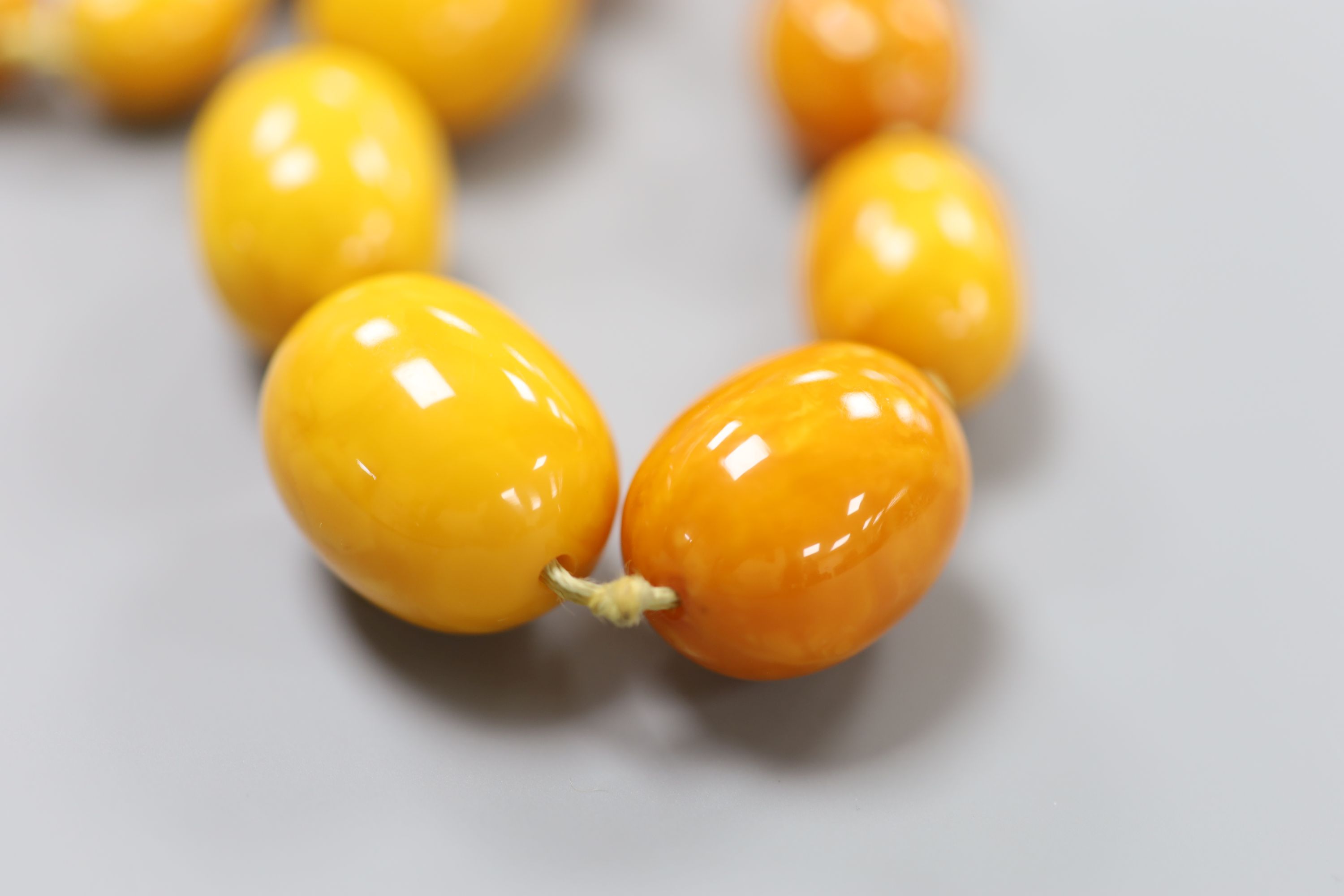 A single strand graduated amber bead necklace, 73cm, gross 101 grams.CONDITION: Largest bead approx. - Image 3 of 4