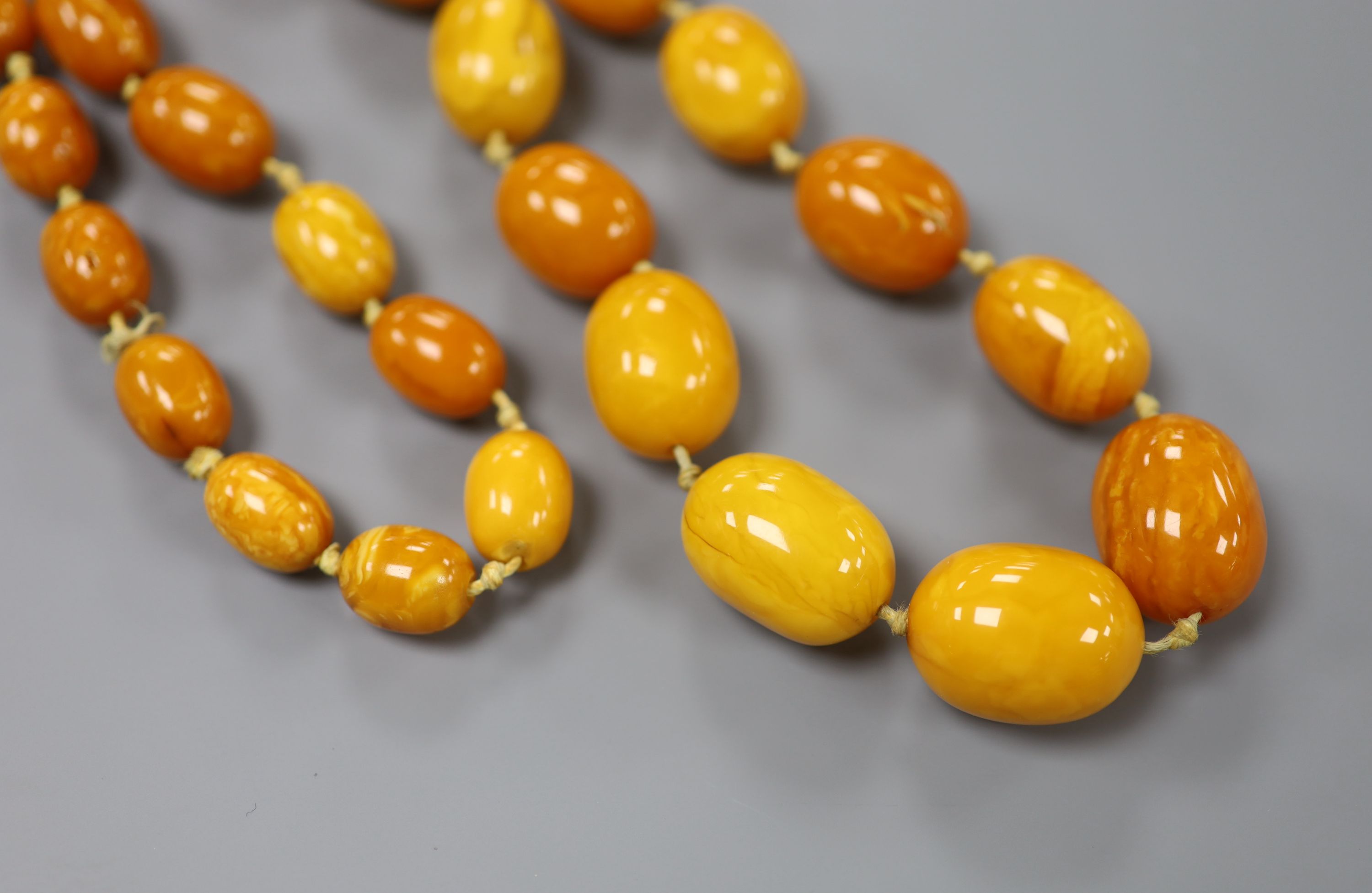 A single strand graduated amber bead necklace, 73cm, gross 101 grams.CONDITION: Largest bead approx.