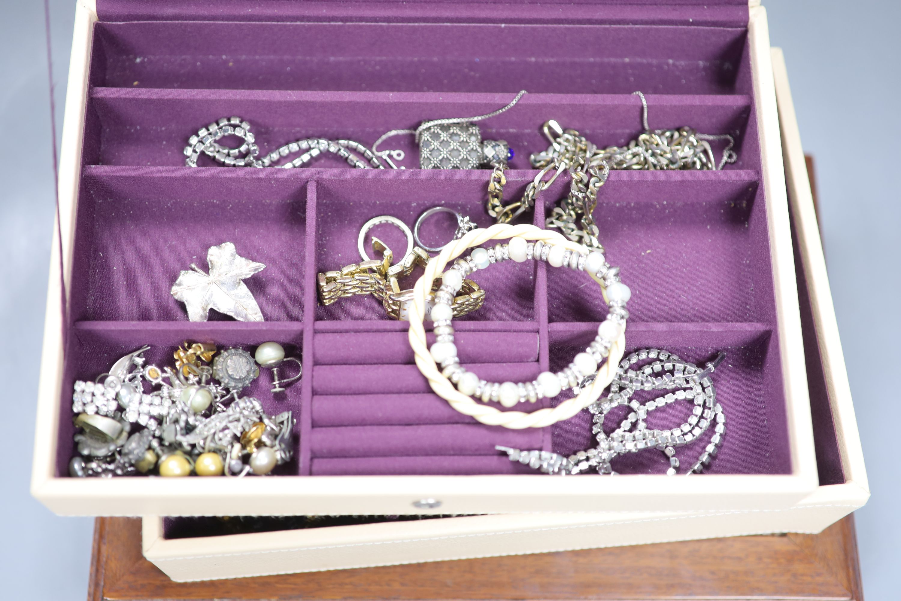 A group of assorted costume jewellery etc. including paste set and cultured freshwater pearl - Image 3 of 5