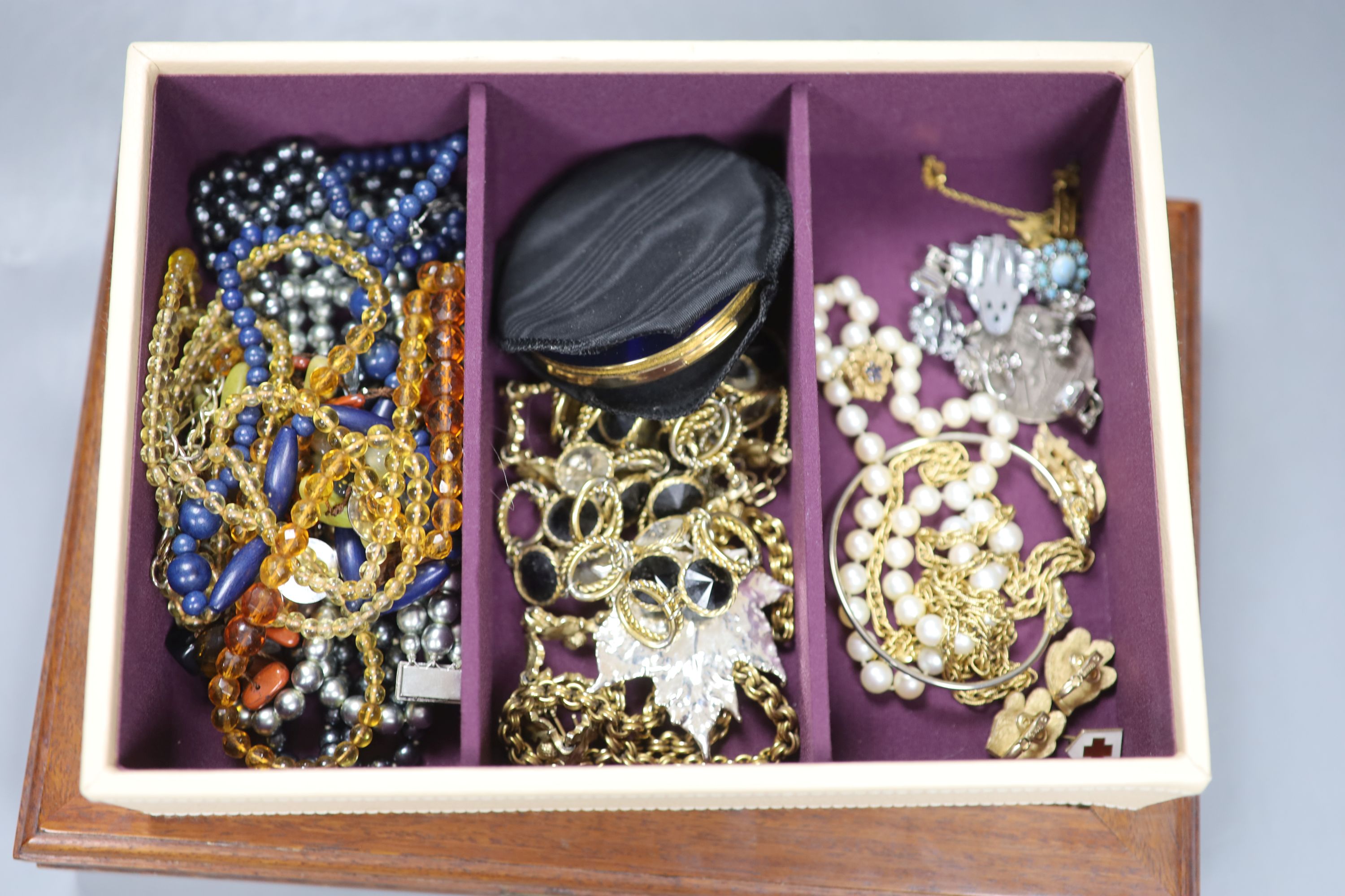 A group of assorted costume jewellery etc. including paste set and cultured freshwater pearl - Image 4 of 5