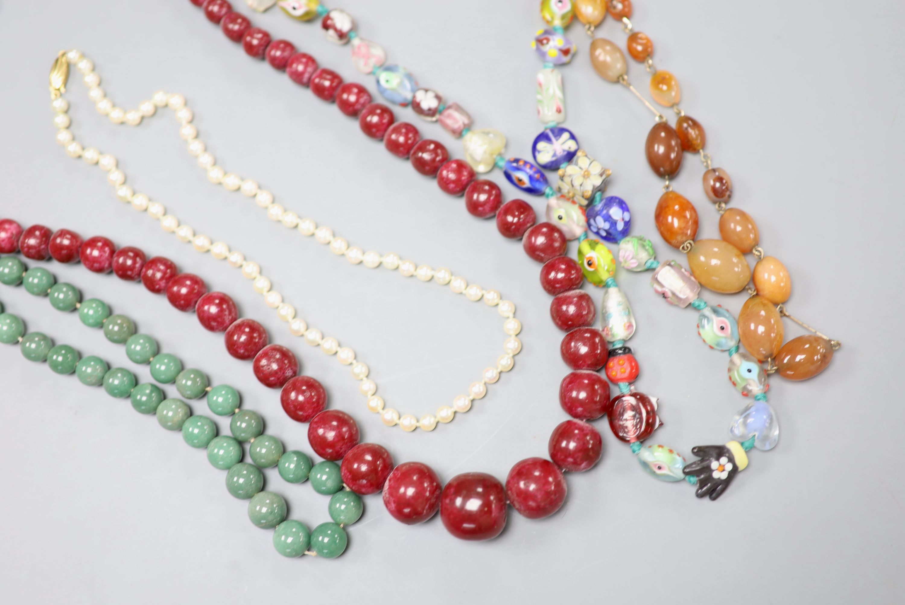 A single row pearl necklace with 9ct gold clasp and four other necklaces, comprising a jade bead - Image 3 of 3