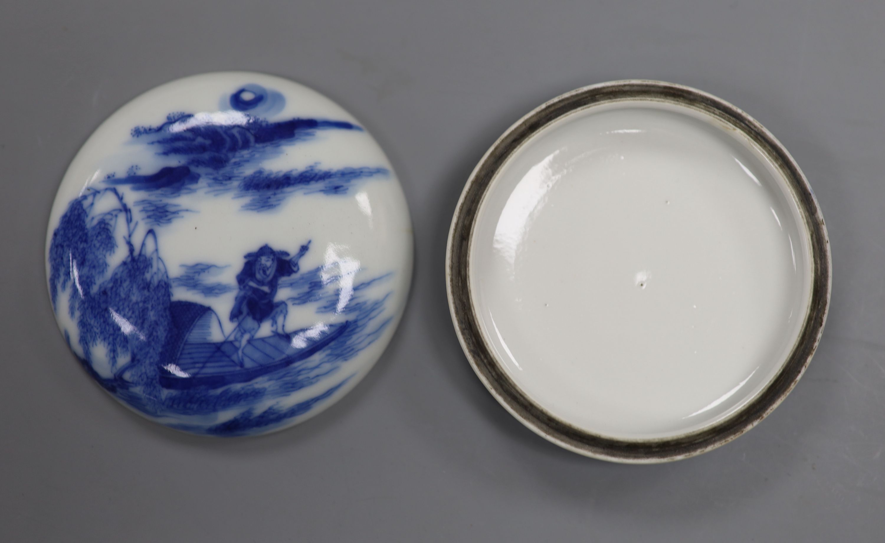 A late 19th century Chinese blue and white seal paste box, diameter 8.5cm, apocryphal Qianlong mark - Image 3 of 4