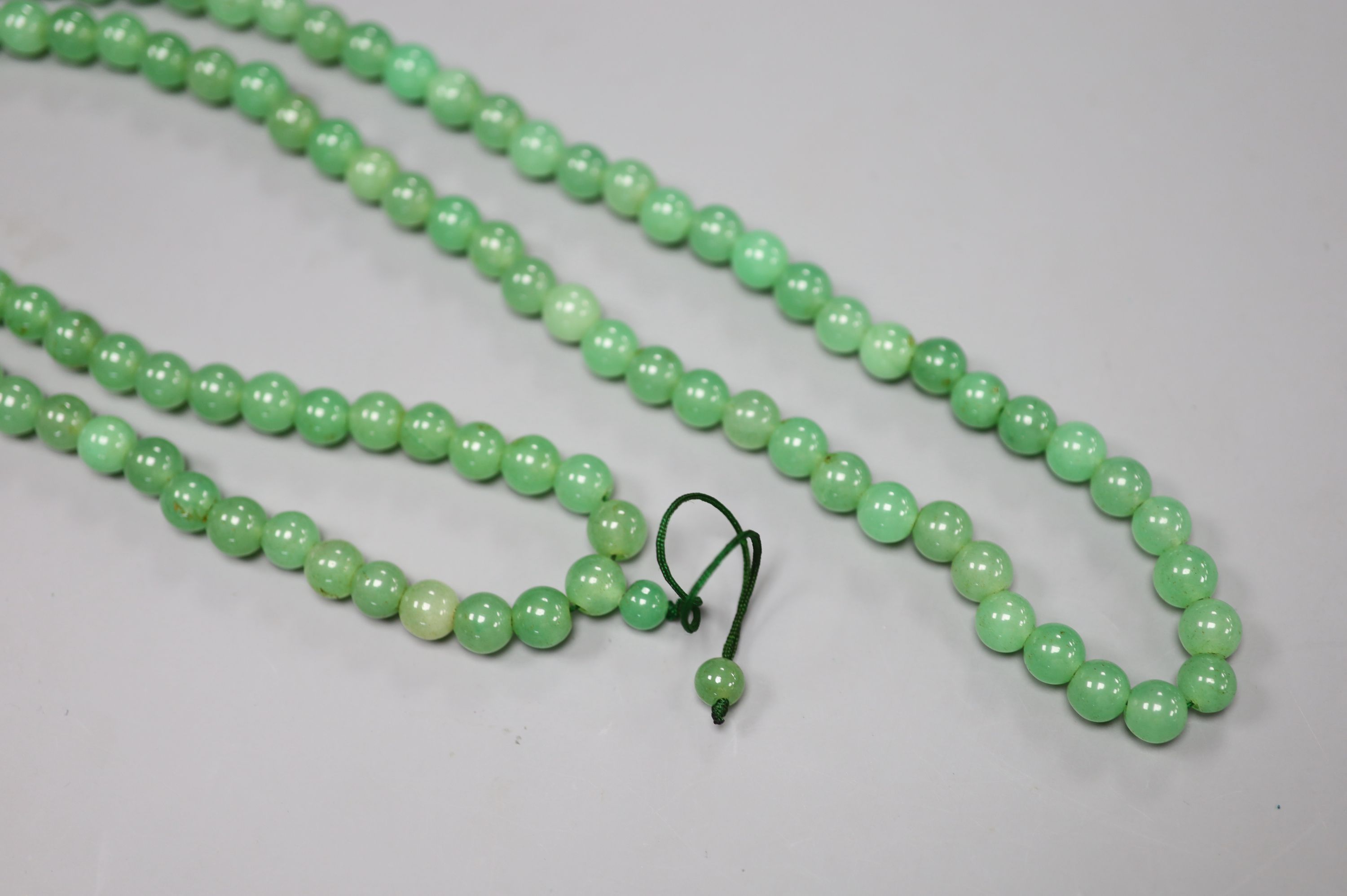 A simulated jade bead necklace, 101cm.