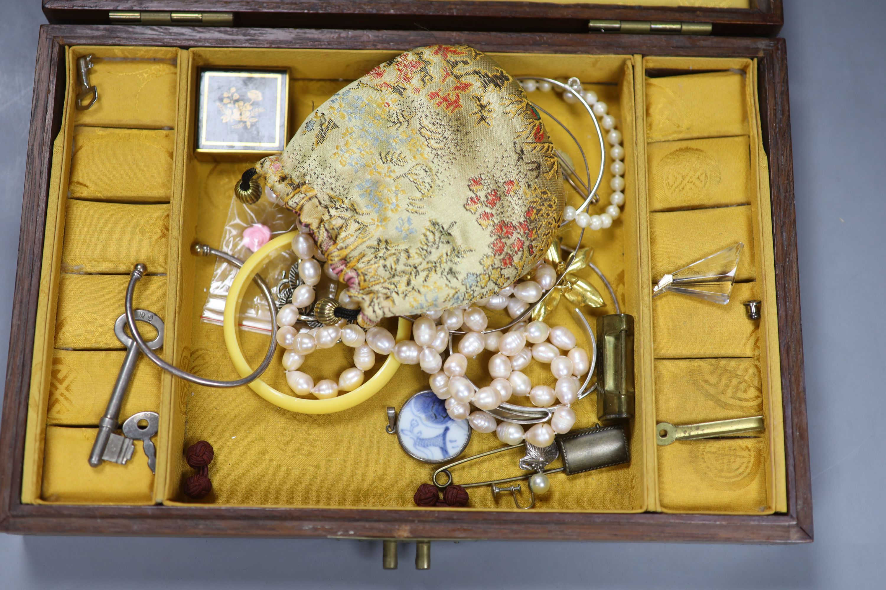 A group of assorted costume jewellery etc. including paste set and cultured freshwater pearl - Image 5 of 5