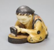 An early 20th century Japanese ivory netsuke of a craftsman, height 3cm