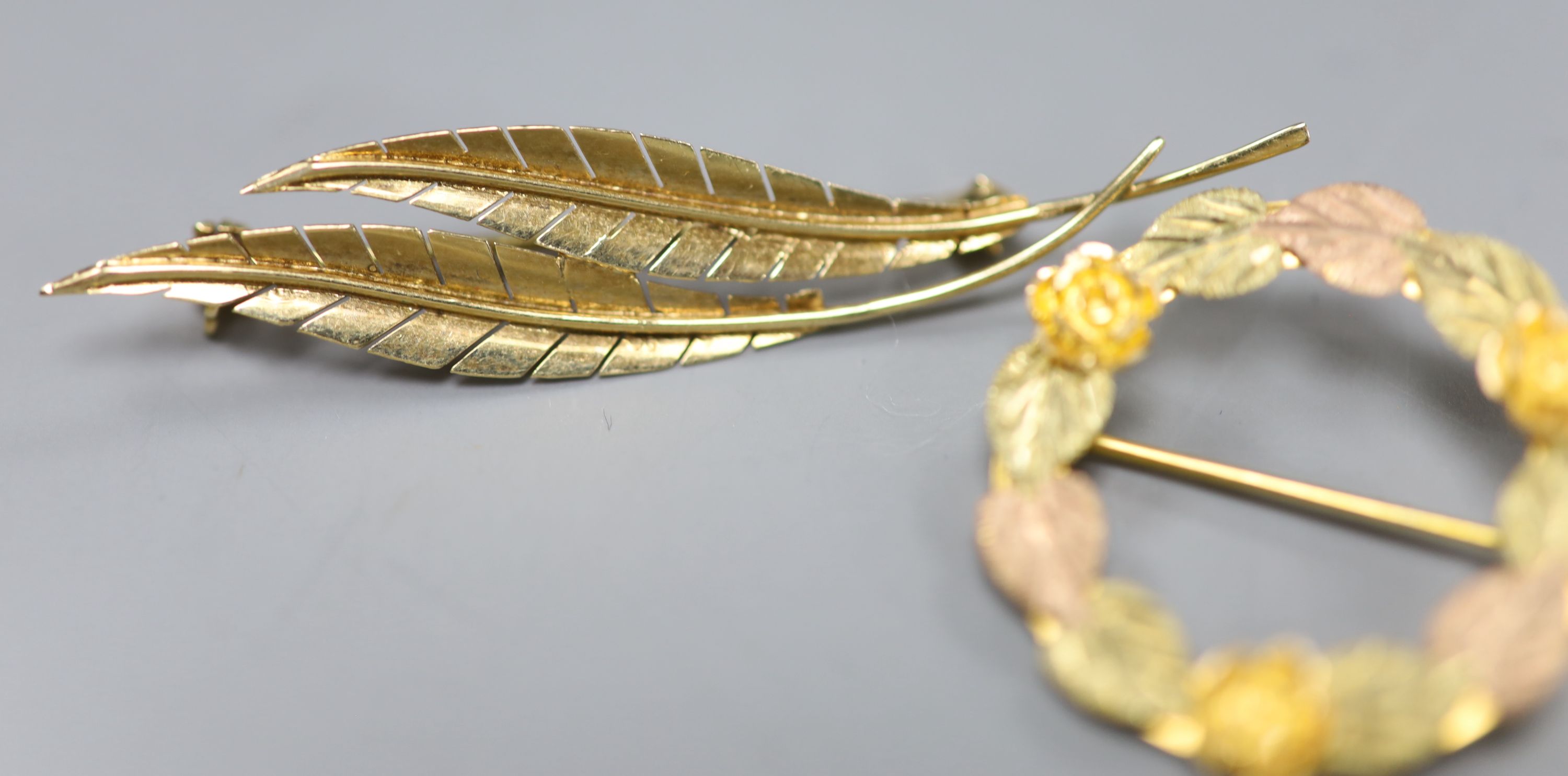 A 585 yellow metal double leaf brooch, 51mm, 2.5 grams, a 9ct gold leaf brooch, 3 grams and a 10k - Image 2 of 5