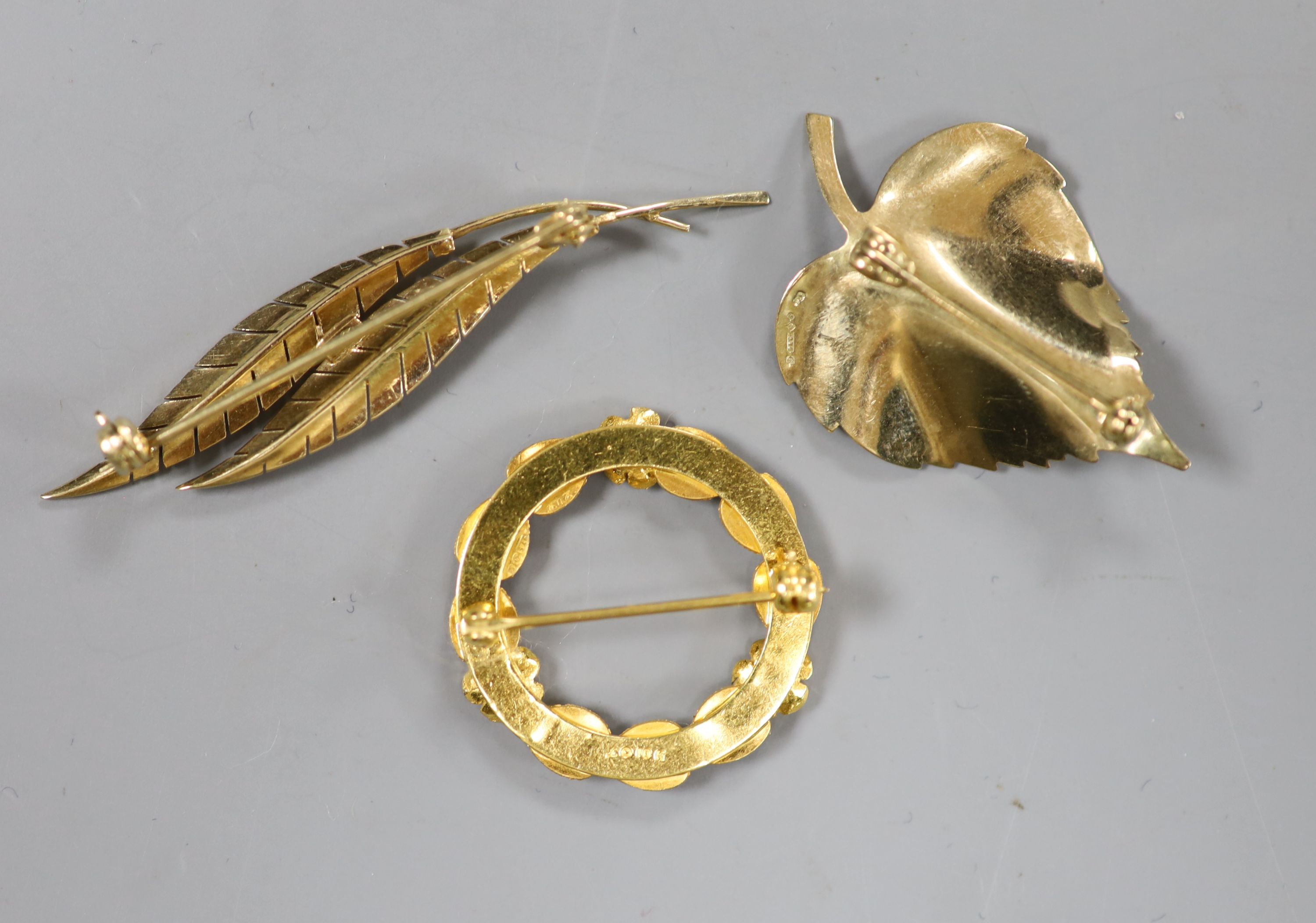 A 585 yellow metal double leaf brooch, 51mm, 2.5 grams, a 9ct gold leaf brooch, 3 grams and a 10k - Image 5 of 5