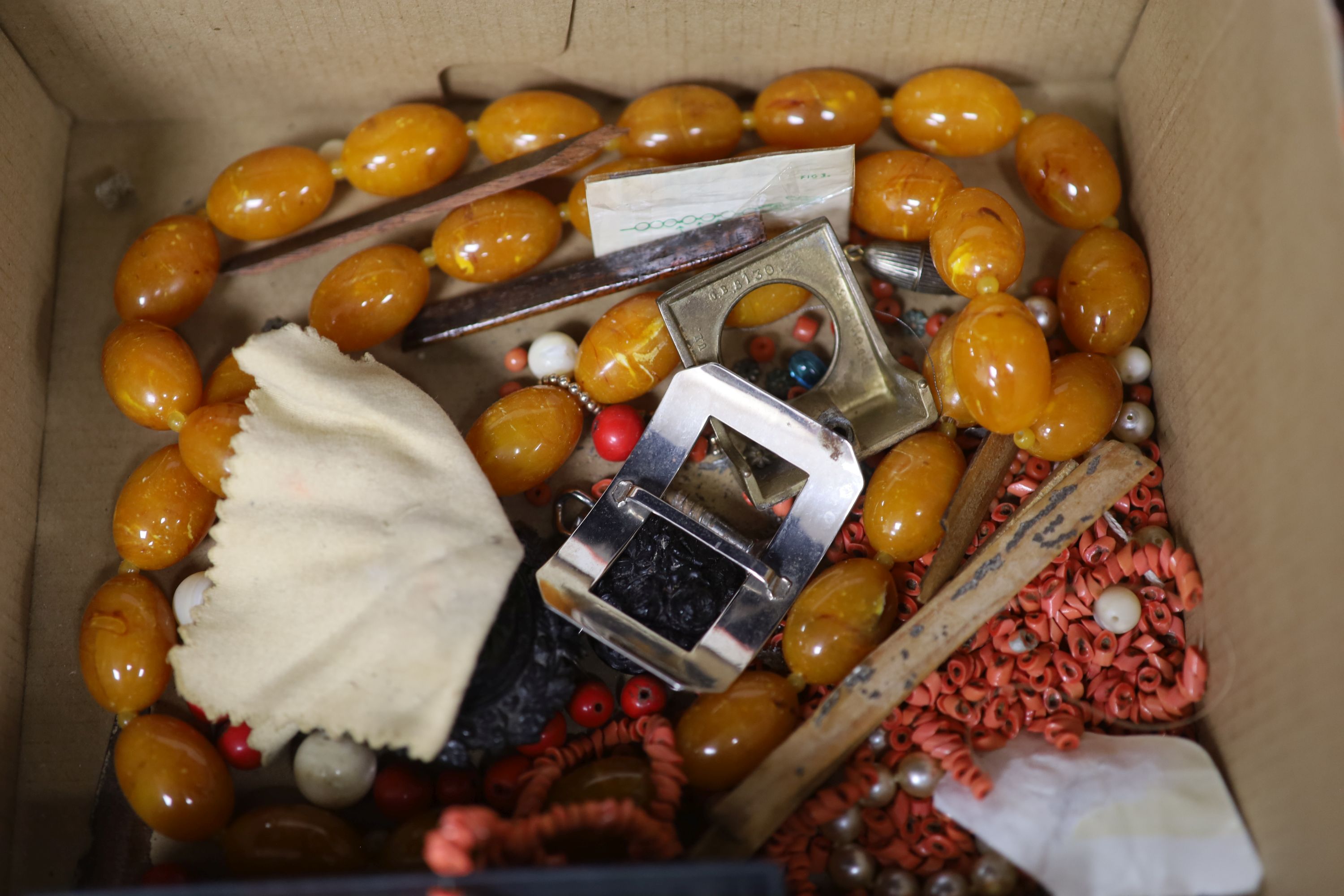 A faux amber necklace and a quantity of other assorted loose beads etc. including coral. - Image 3 of 3