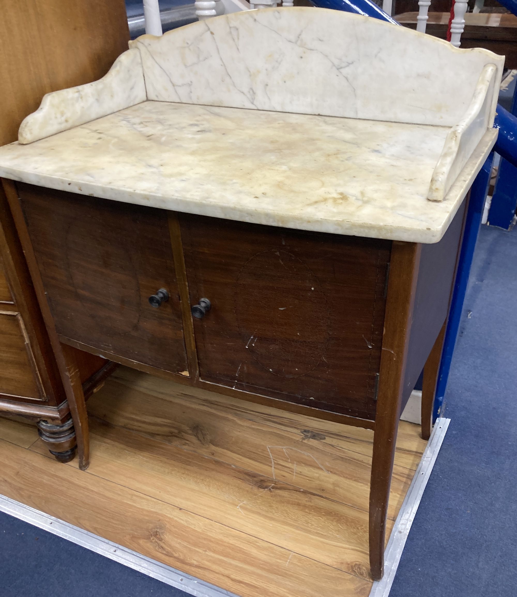 An Edwardian marble top bow front washstand, width 77cm, depth 48cm, height 94cm