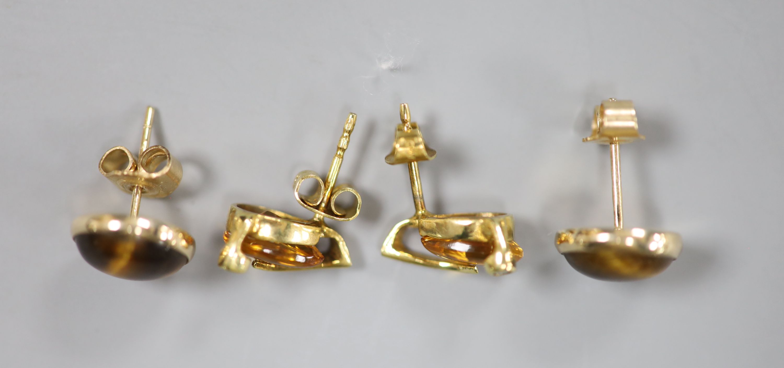 Two modern pairs of 9ct gold and gem set earstuds, tiger's eye quartz and citrine and diamond, gross - Image 2 of 2