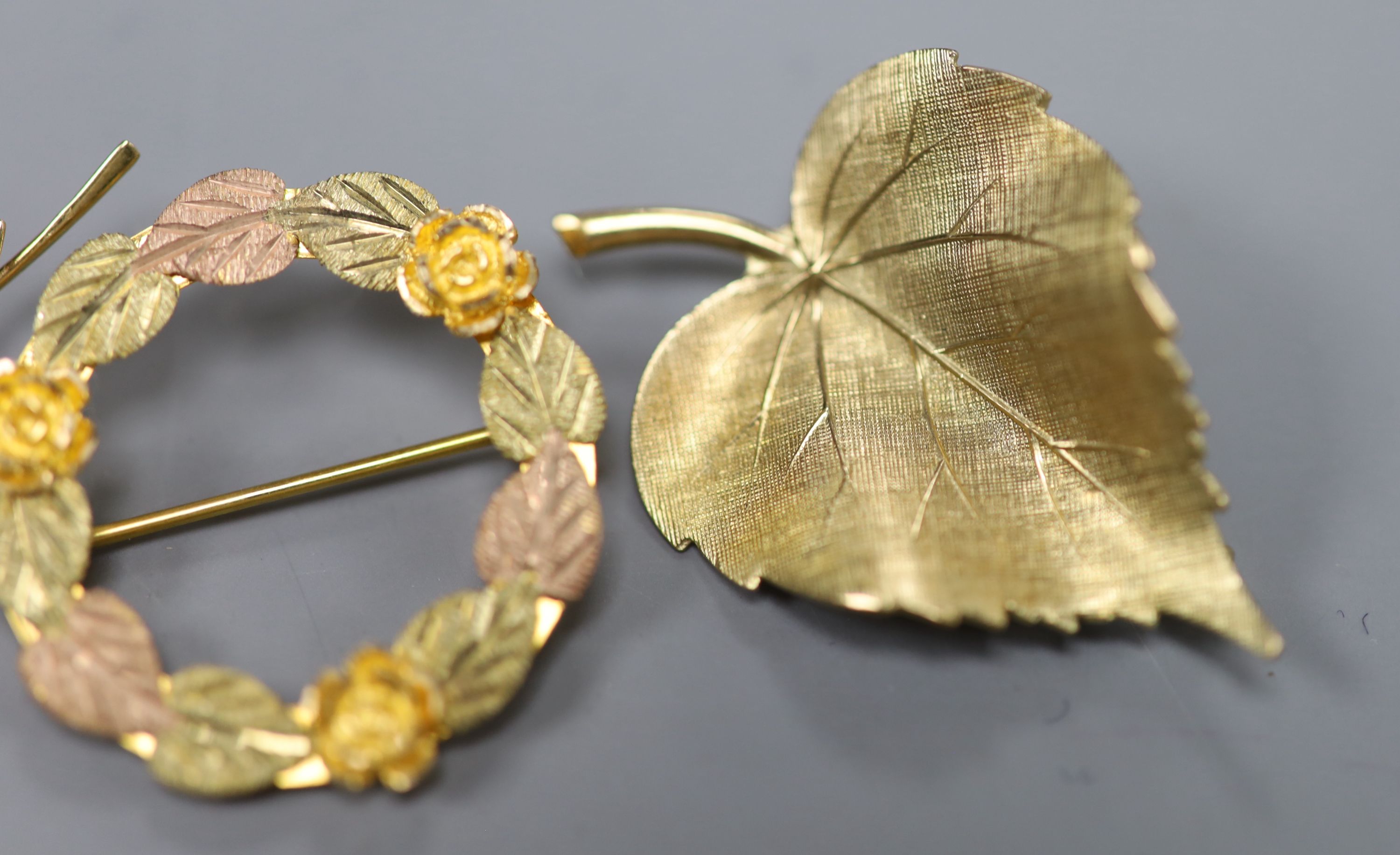A 585 yellow metal double leaf brooch, 51mm, 2.5 grams, a 9ct gold leaf brooch, 3 grams and a 10k - Image 4 of 5