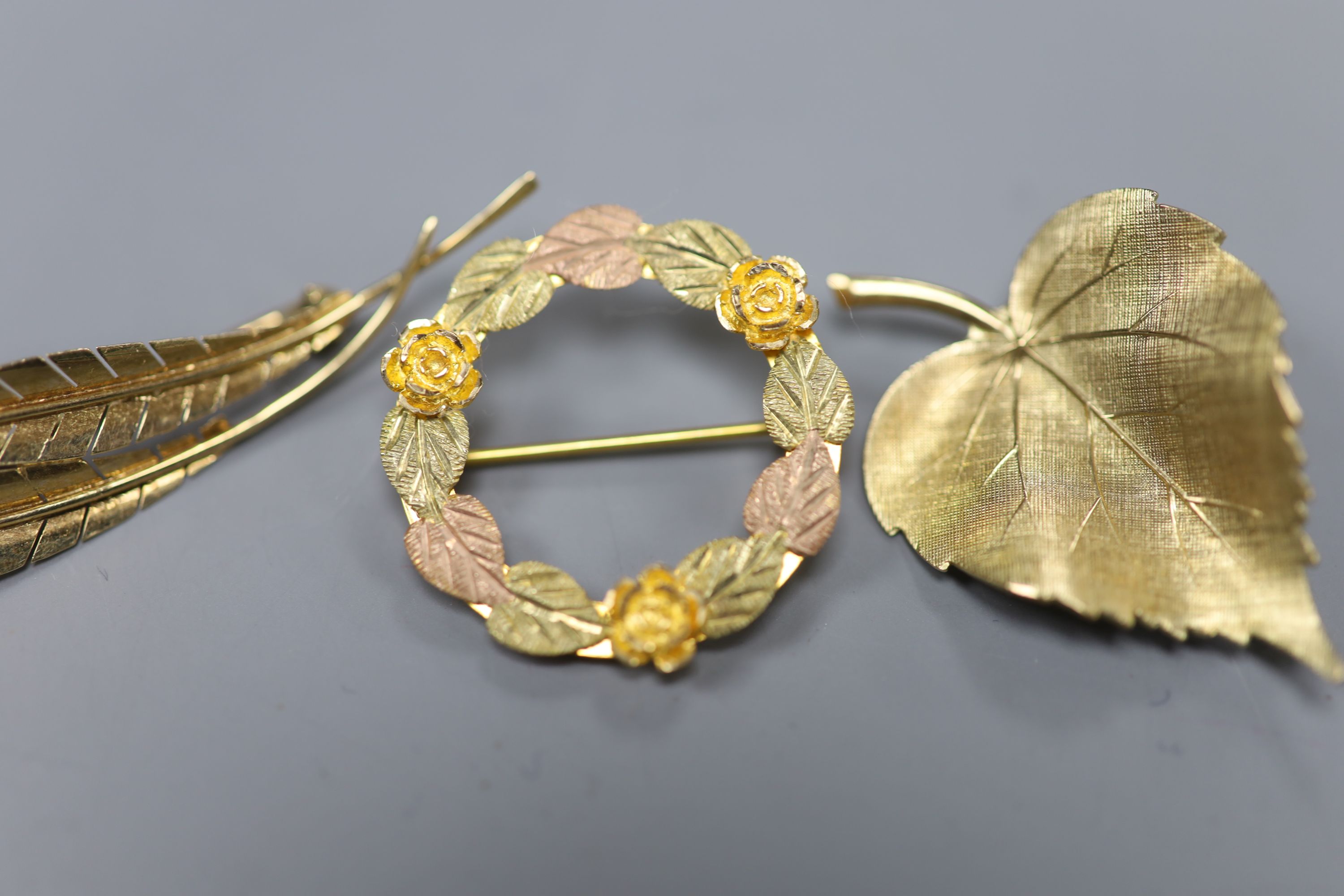 A 585 yellow metal double leaf brooch, 51mm, 2.5 grams, a 9ct gold leaf brooch, 3 grams and a 10k - Image 3 of 5