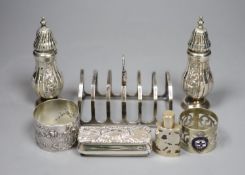 A pair of late Victorian silver pepperettes, Birmingham, 1898, 11.9cm(a.f.), a silver toastrack, a