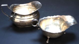 An Edwardian silver sauceboat, Chester, 1905 and a George V cream jug, gross 8oz.CONDITION: