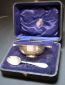 A George V cased silver quaich and spoon, E.S. Barnsley & Co, Birmingham, 1920, 5oz.CONDITION: