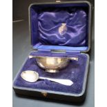 A George V cased silver quaich and spoon, E.S. Barnsley & Co, Birmingham, 1920, 5oz.CONDITION:
