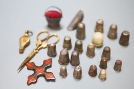 A collection of assorted thimbles and other sewing accessories including silver and mother of