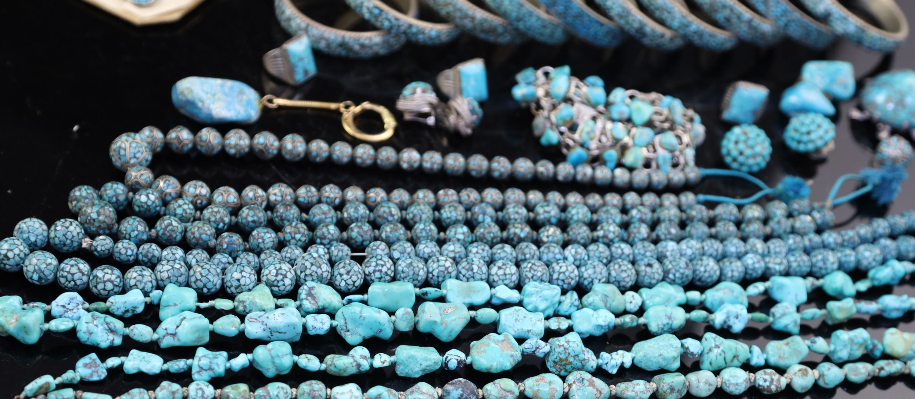 A quantity of assorted mainly continental turquoise set jewellery including necklaces, rings, - Image 11 of 11